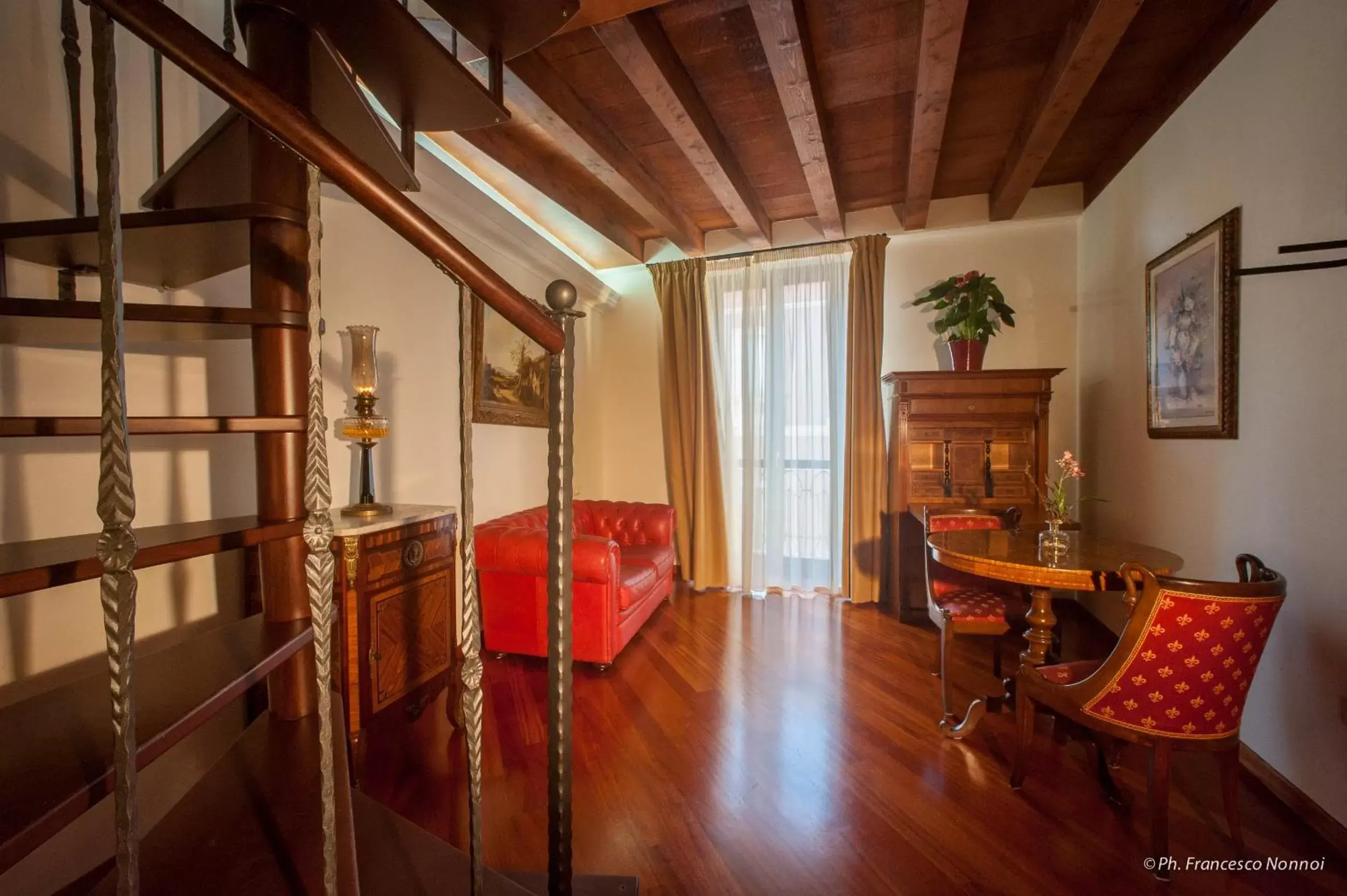 Living room, Dining Area in Hotel Flora