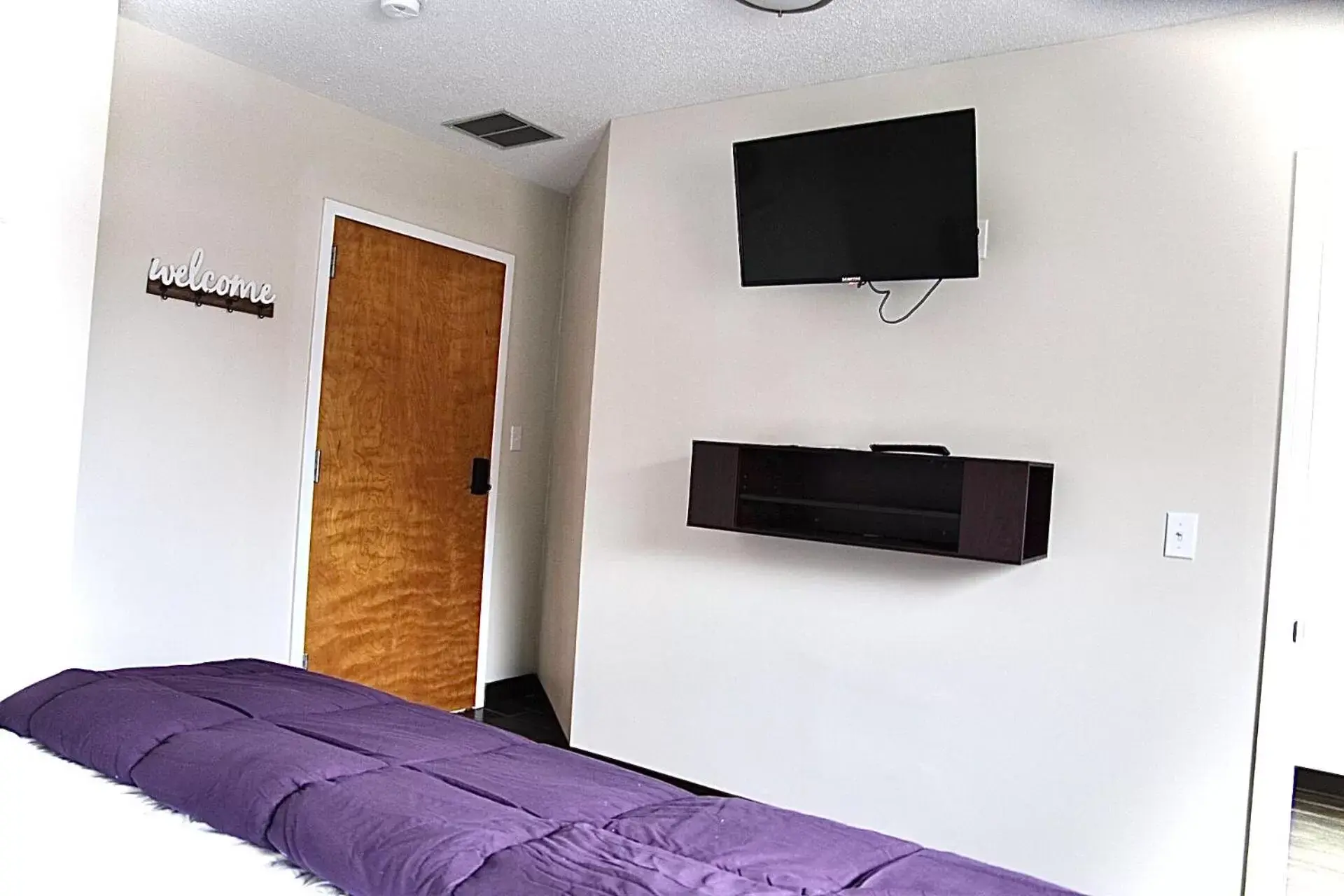 Bedroom, TV/Entertainment Center in Pine Mountain Inn