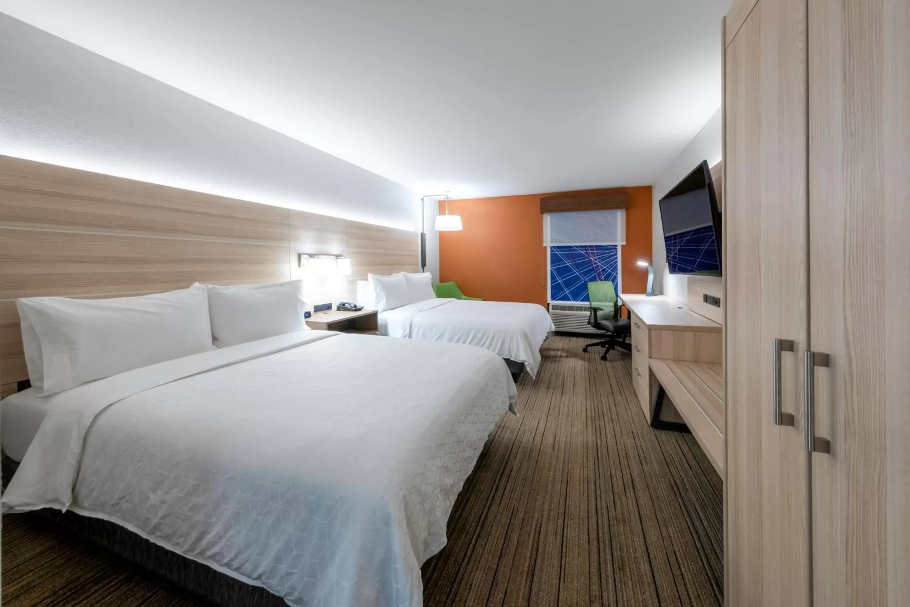 Bed in Holiday Inn Express Hotel & Suites Petersburg/Dinwiddie, an IHG Hotel