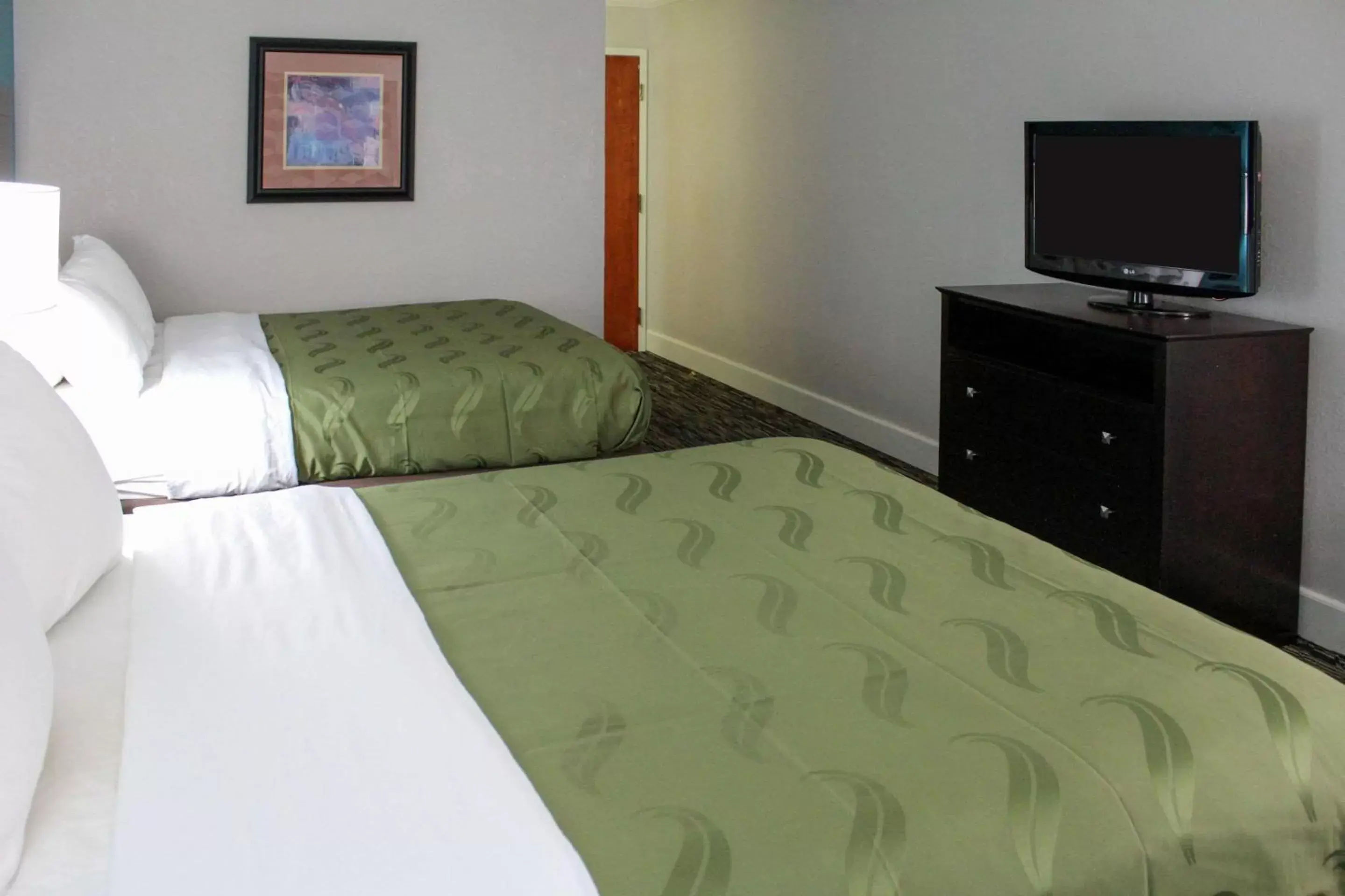 Photo of the whole room, Bed in Quality Inn Crossville Near Cumberland Mountain State Park