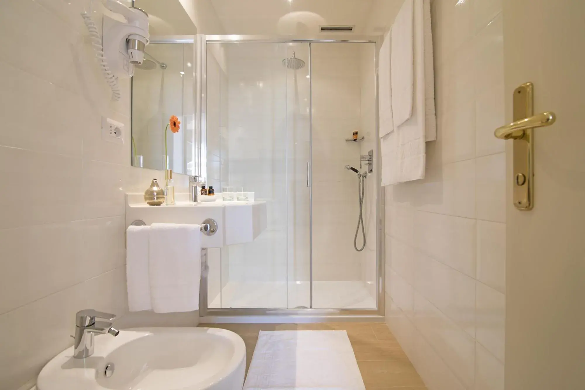 Shower, Bathroom in Relais Santa Chiara Hotel
