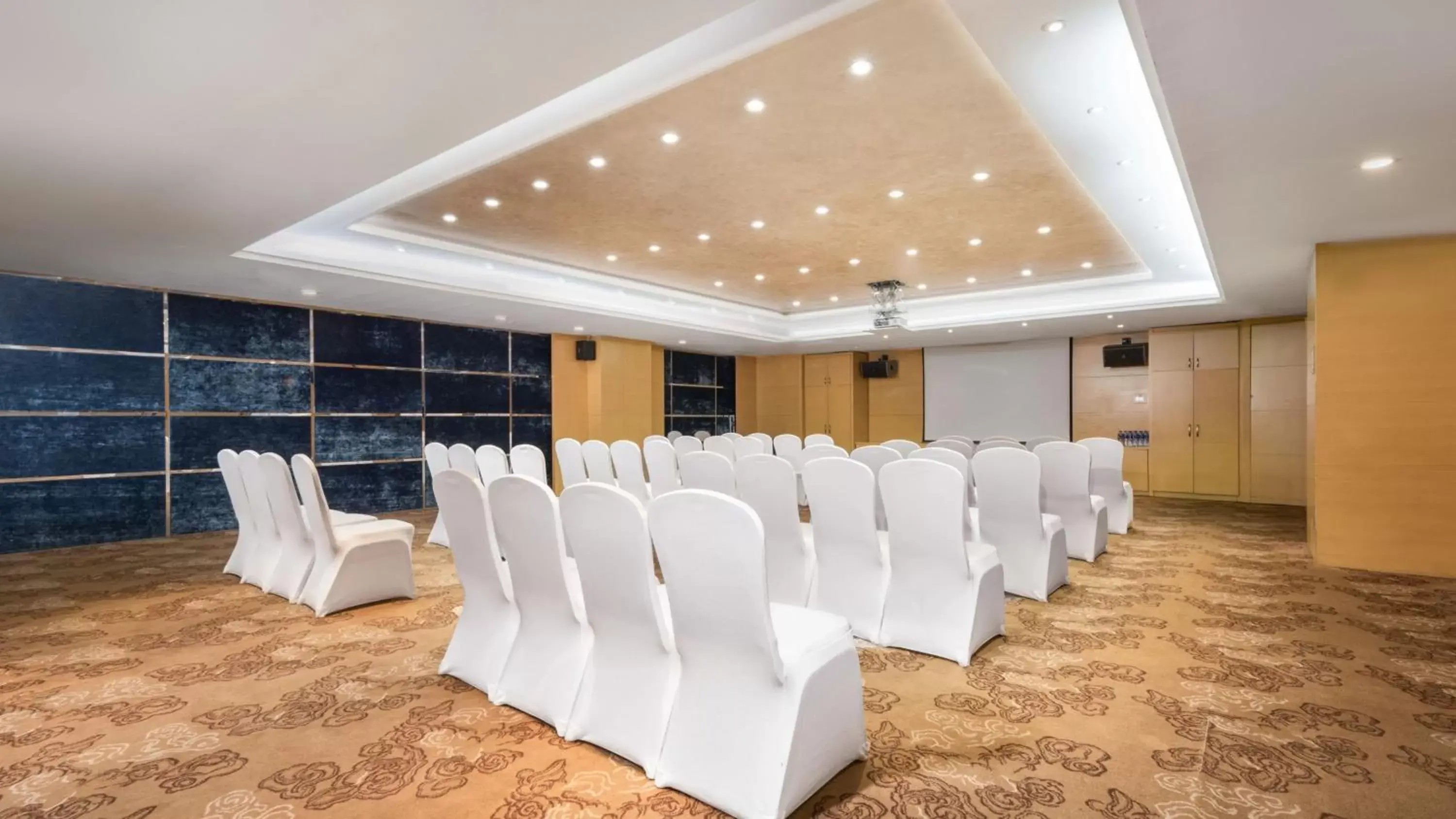 Meeting/conference room in Holiday Inn Shijiazhuang Central, an IHG Hotel