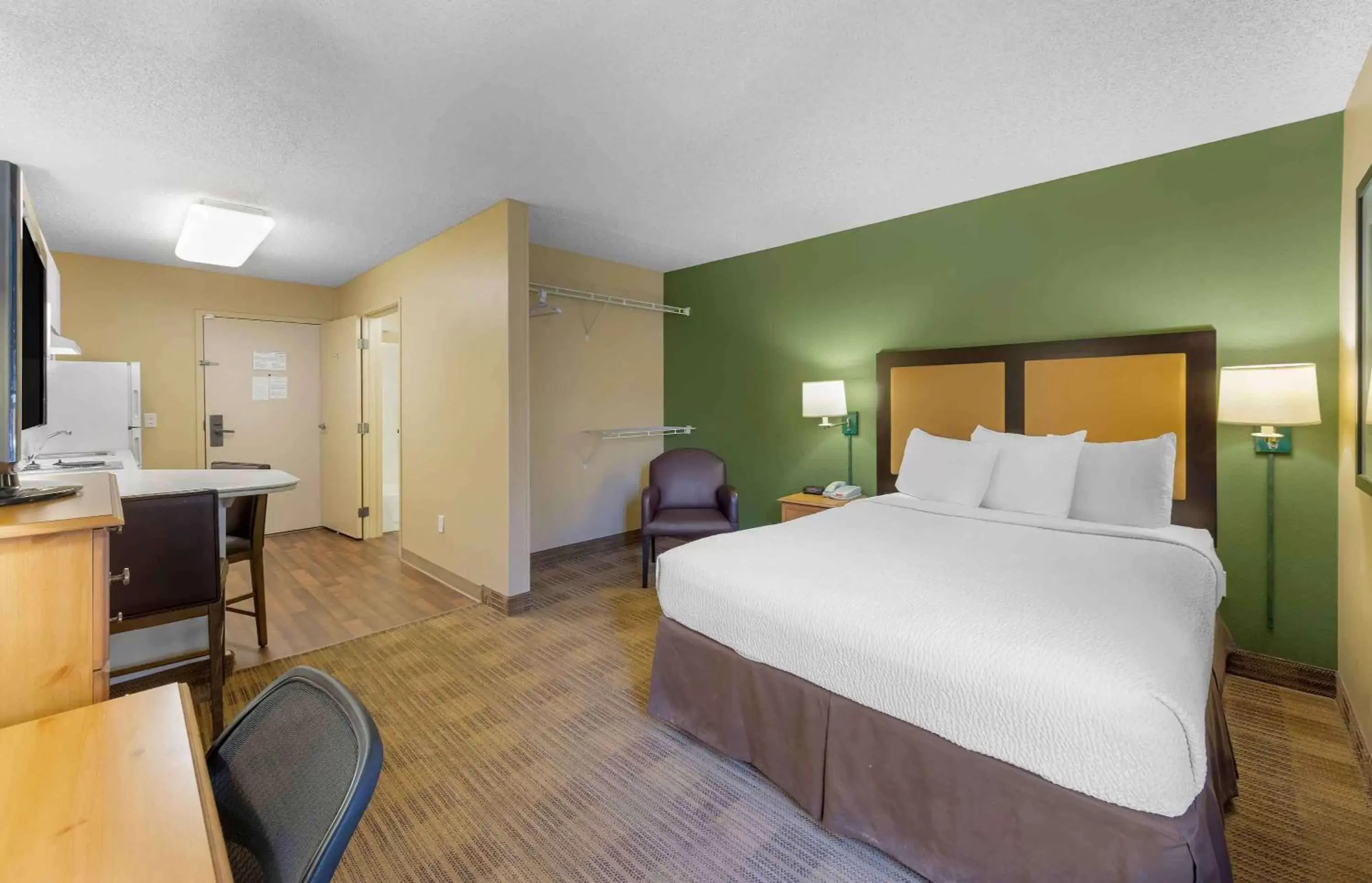 Bedroom, Bed in Extended Stay America Suites - Los Angeles - Torrance - Del Amo Circle