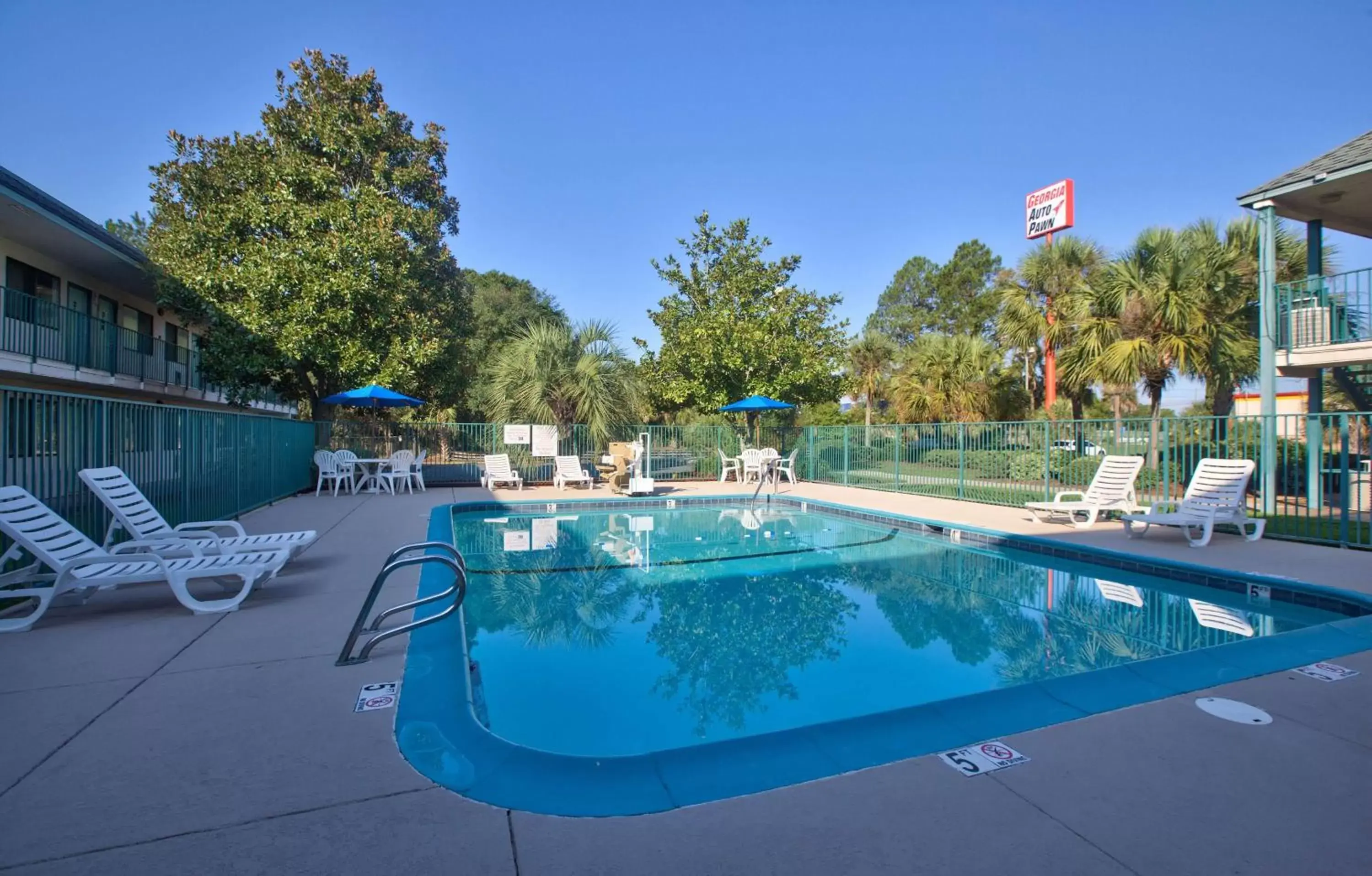 Day, Swimming Pool in Motel 6-Valdosta, GA - University