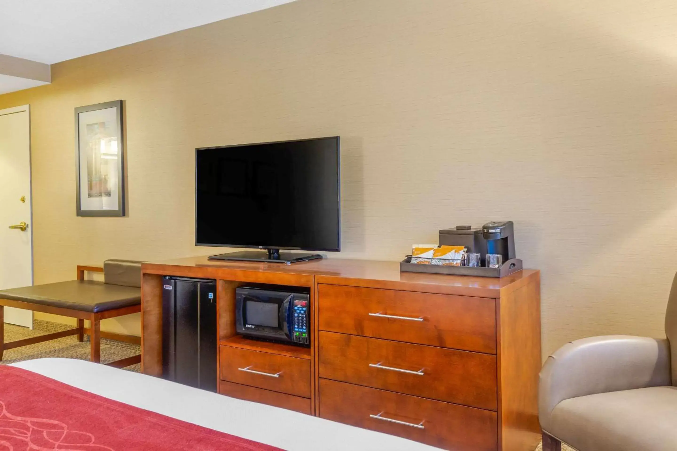 Photo of the whole room, TV/Entertainment Center in Comfort Inn & Suites Logan International Airport