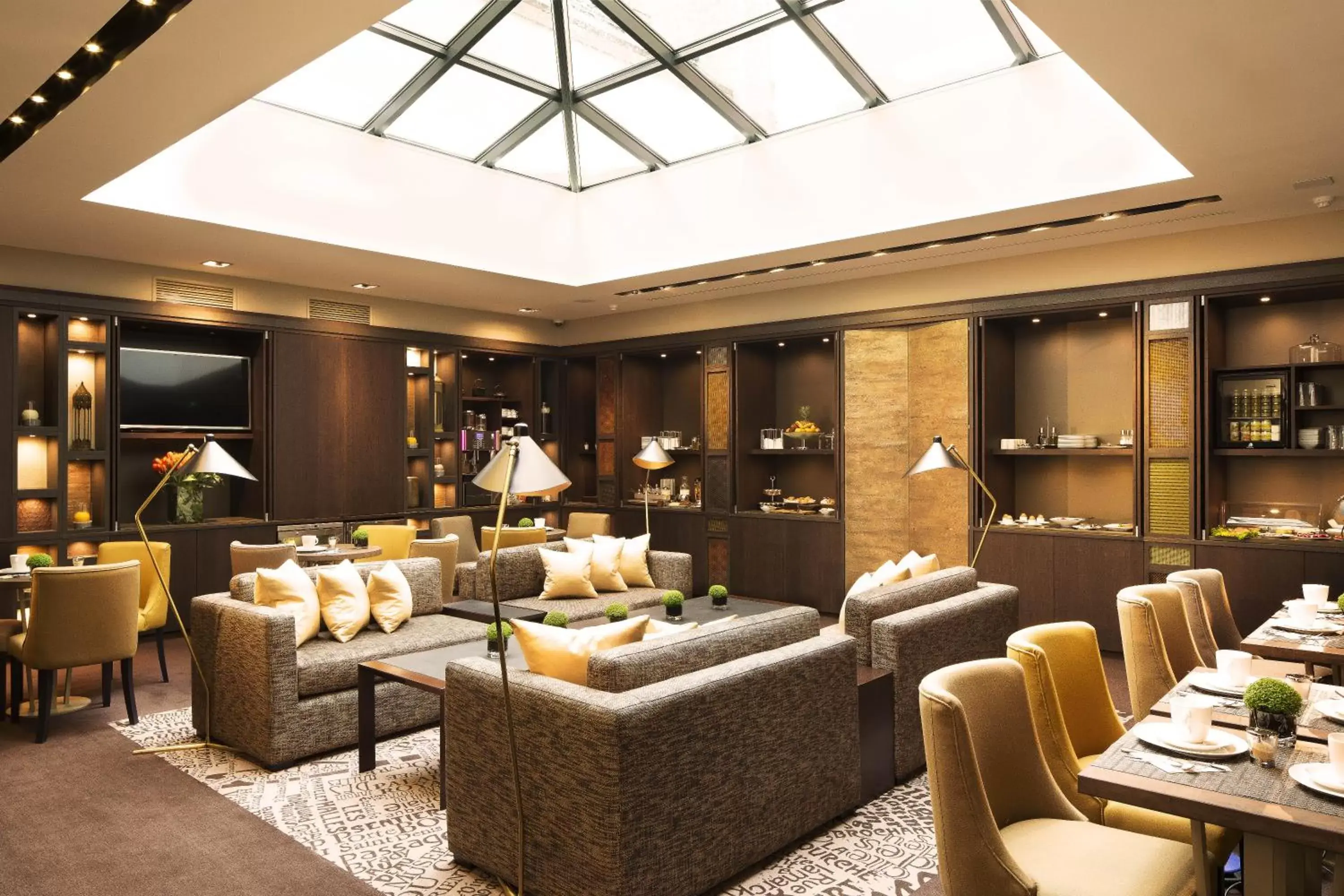 Communal lounge/ TV room, Lobby/Reception in Hotel Villa Saxe Eiffel
