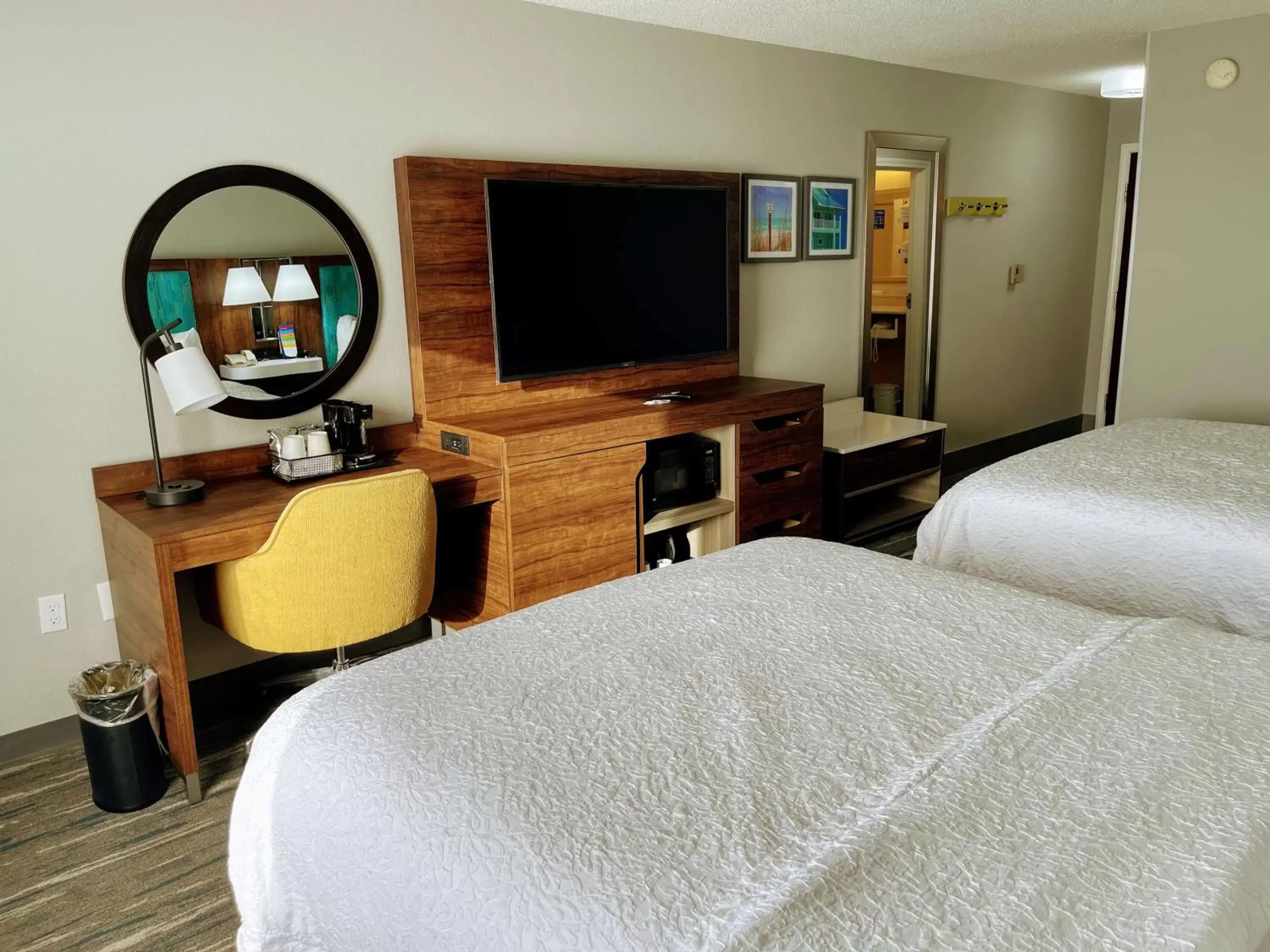 Bedroom, TV/Entertainment Center in Hampton Inn & Suites Pensacola I-10 N at University Town Plaza