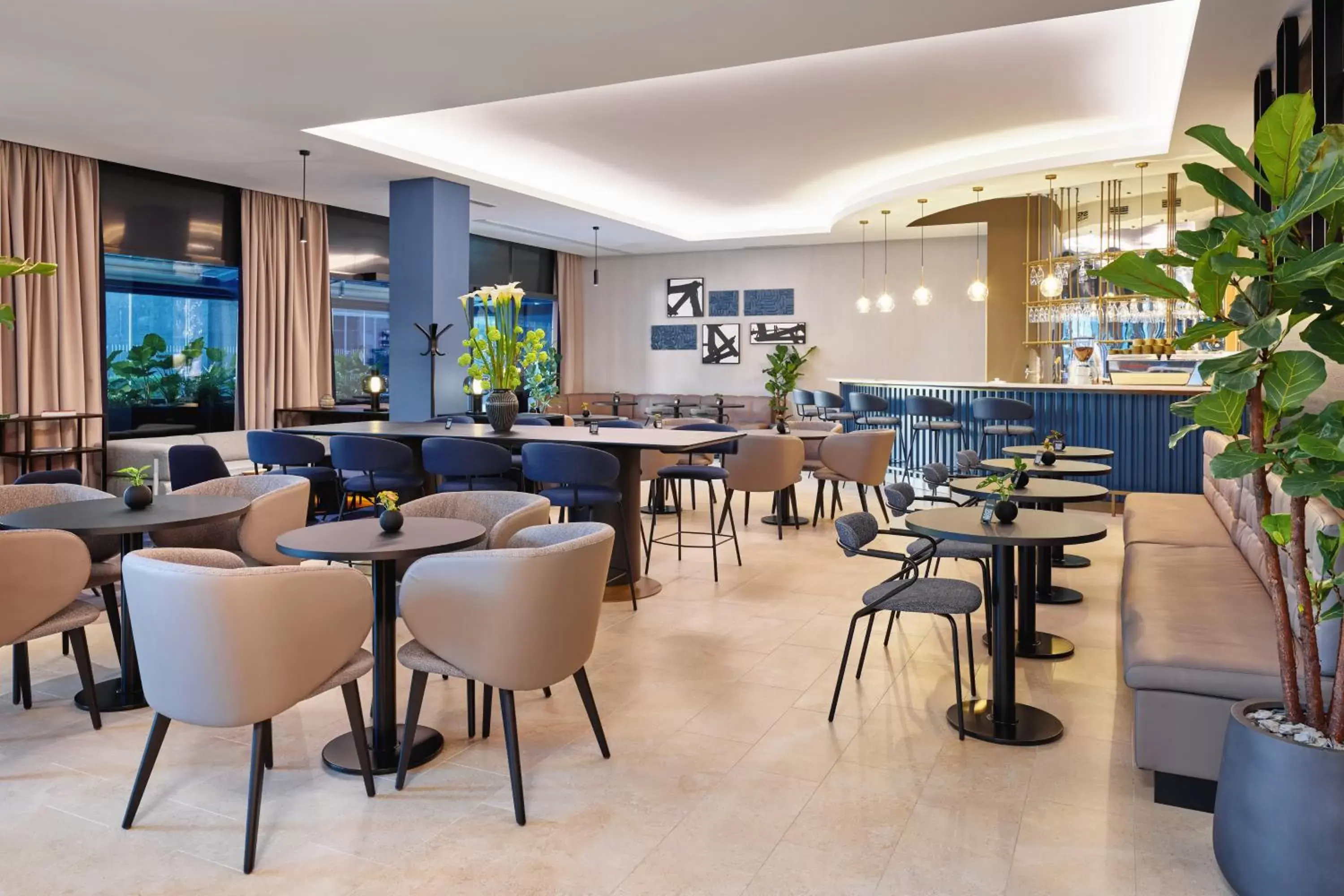 Lounge or bar, Restaurant/Places to Eat in Maistra City Vibes Hotel International