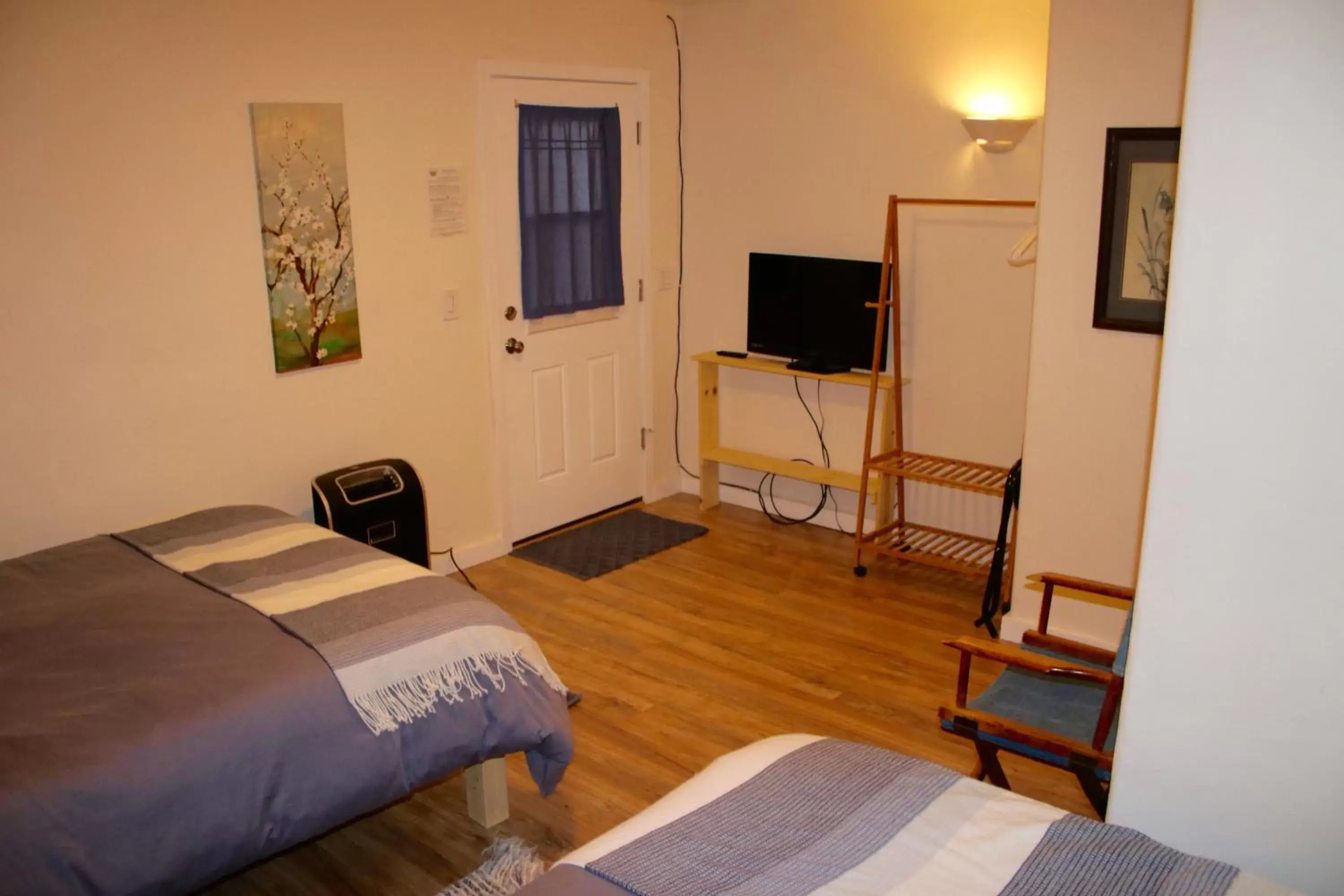 Photo of the whole room, TV/Entertainment Center in Mancos Inn