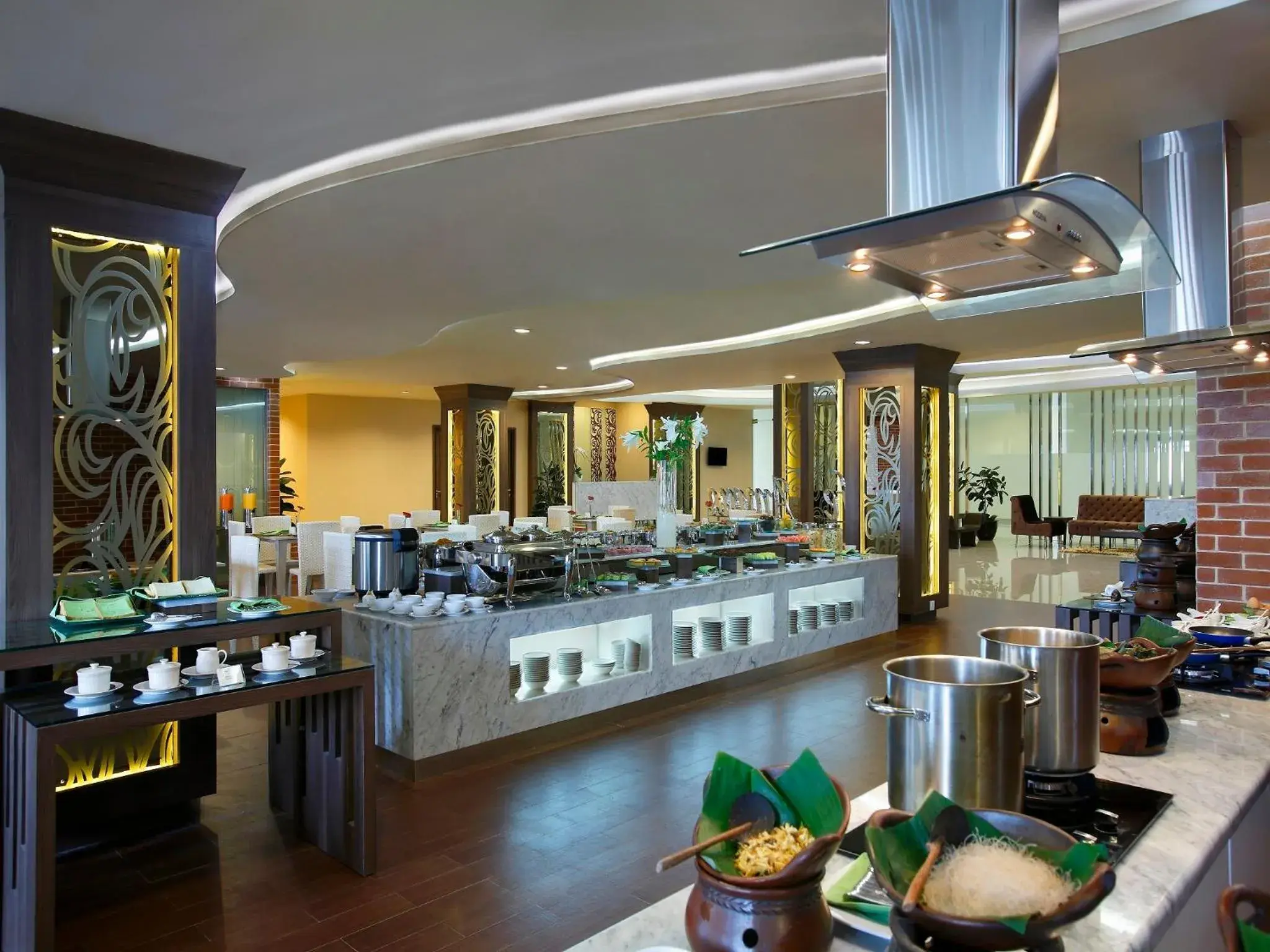 Restaurant/Places to Eat in Hotel Santika Depok