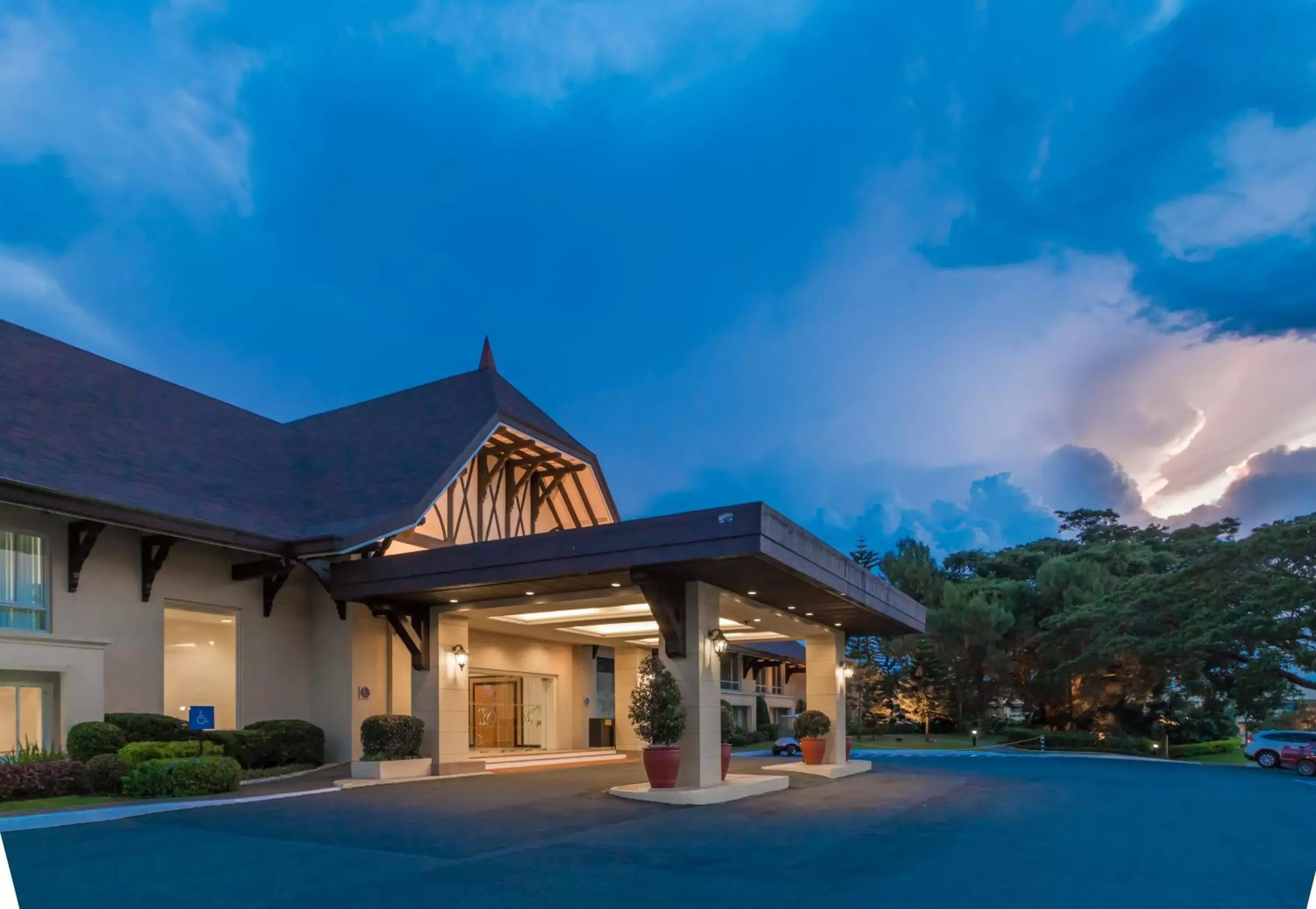 Facade/entrance in Taal Vista Hotel Facade/entrance in Taal Vista Hotel