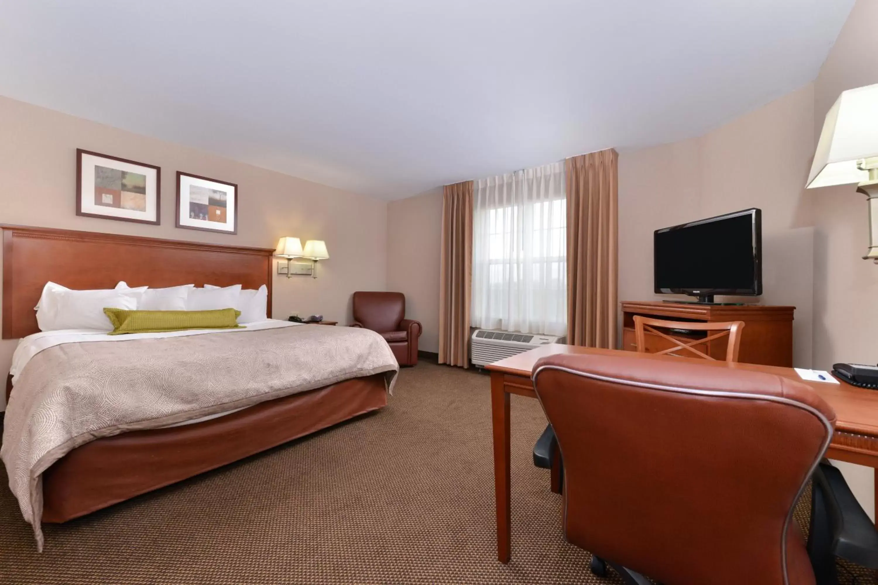 Bedroom, TV/Entertainment Center in Candlewood Suites Elmira Horseheads, an IHG Hotel
