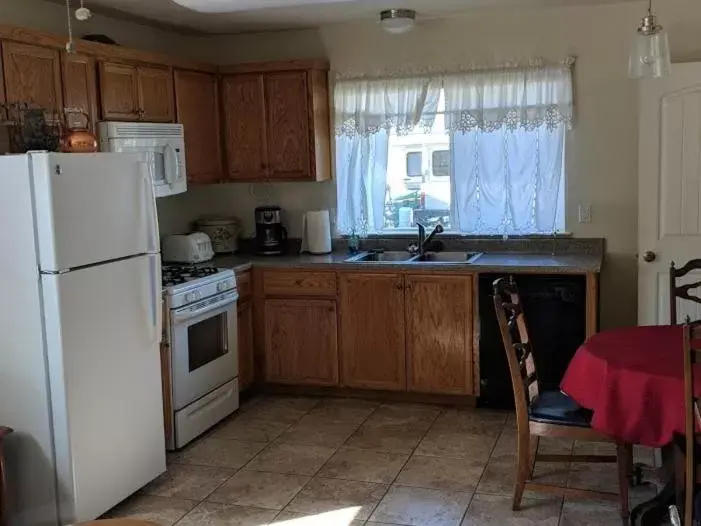 Bedroom, Kitchen/Kitchenette in Yosemite Nights Bed & Breakfast