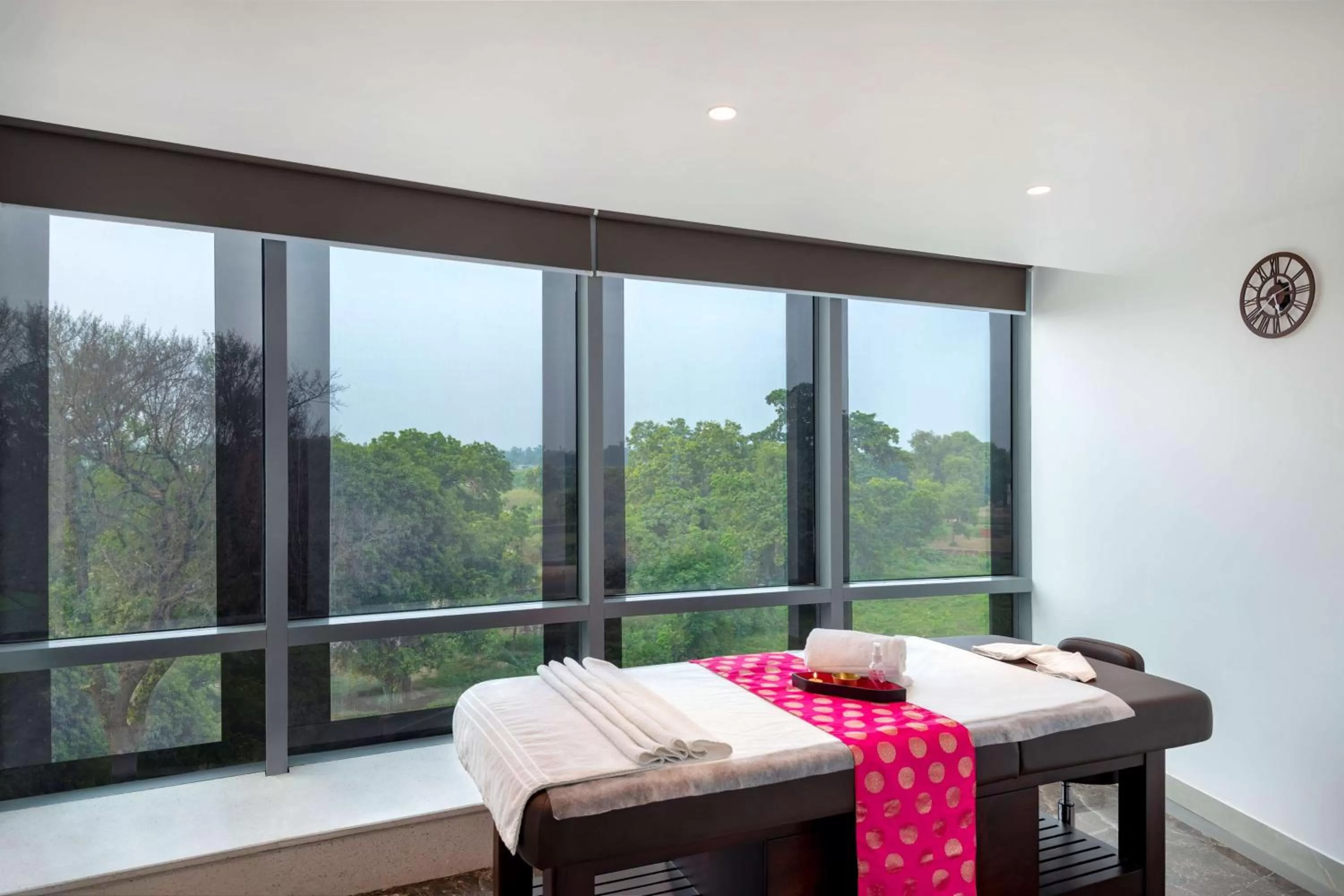 Spa and wellness centre/facilities, Bed in Radisson Hotel Bareilly Airport