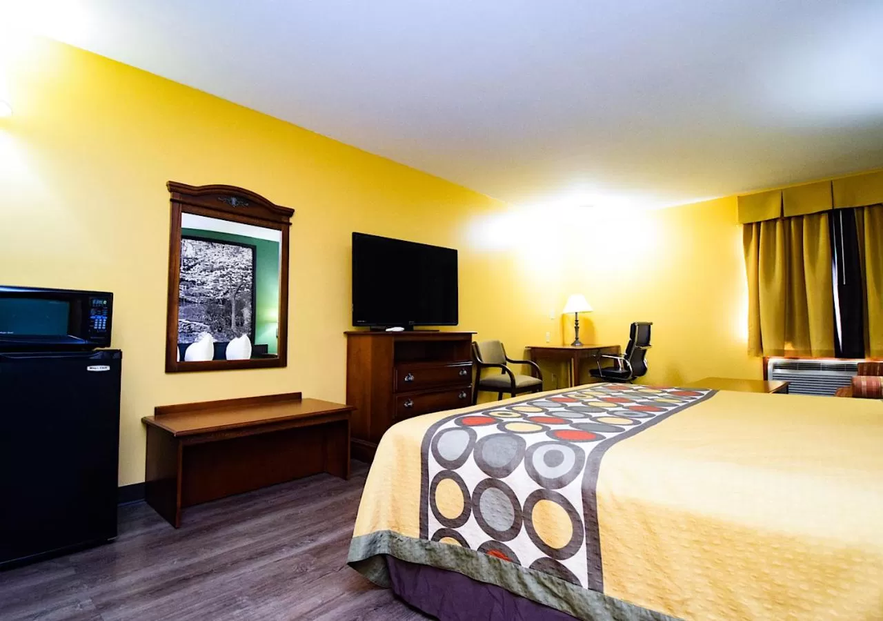 TV and multimedia, Bed in Super 8 by Wyndham Searcy AR