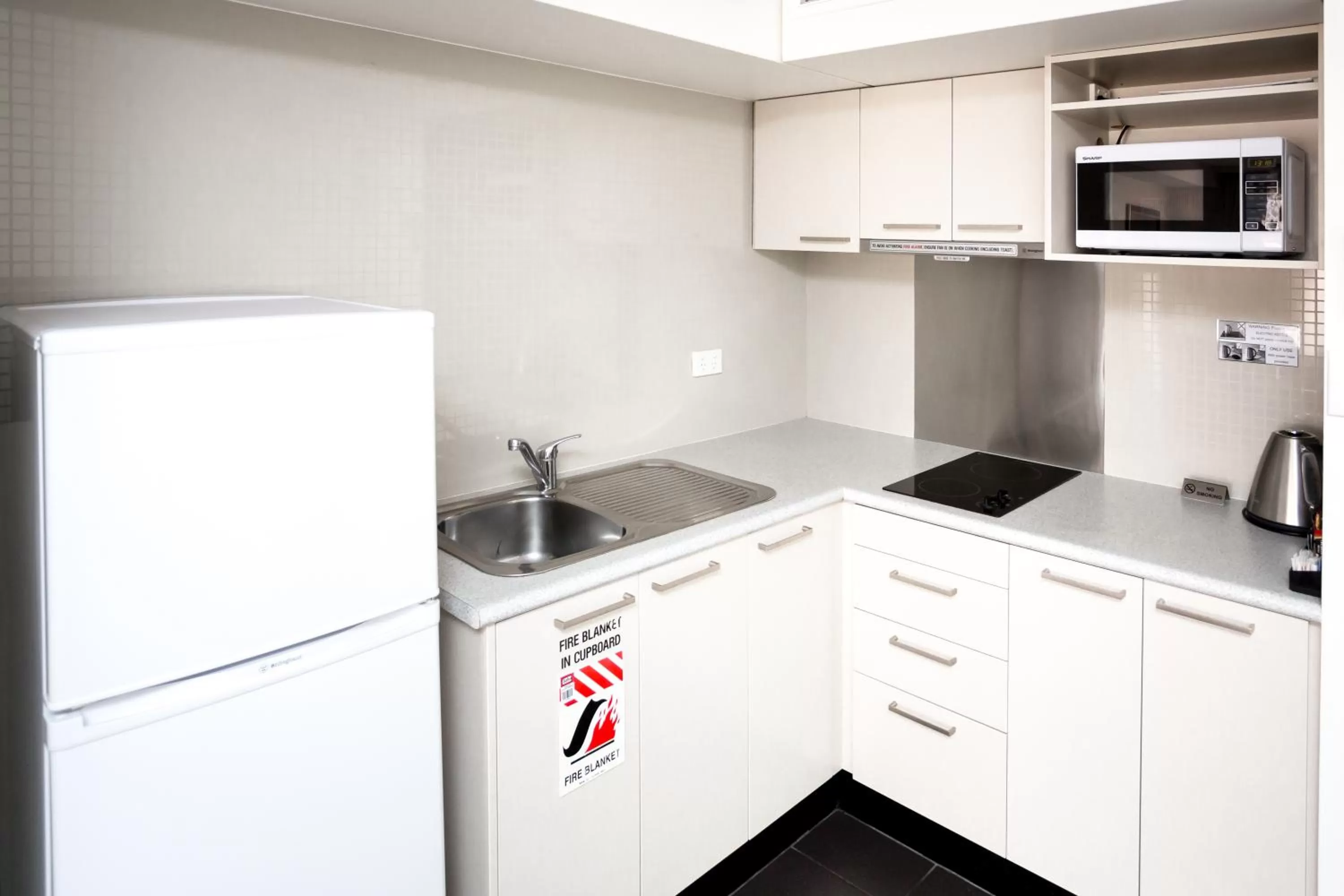 Kitchen or kitchenette in St Ives Apartments