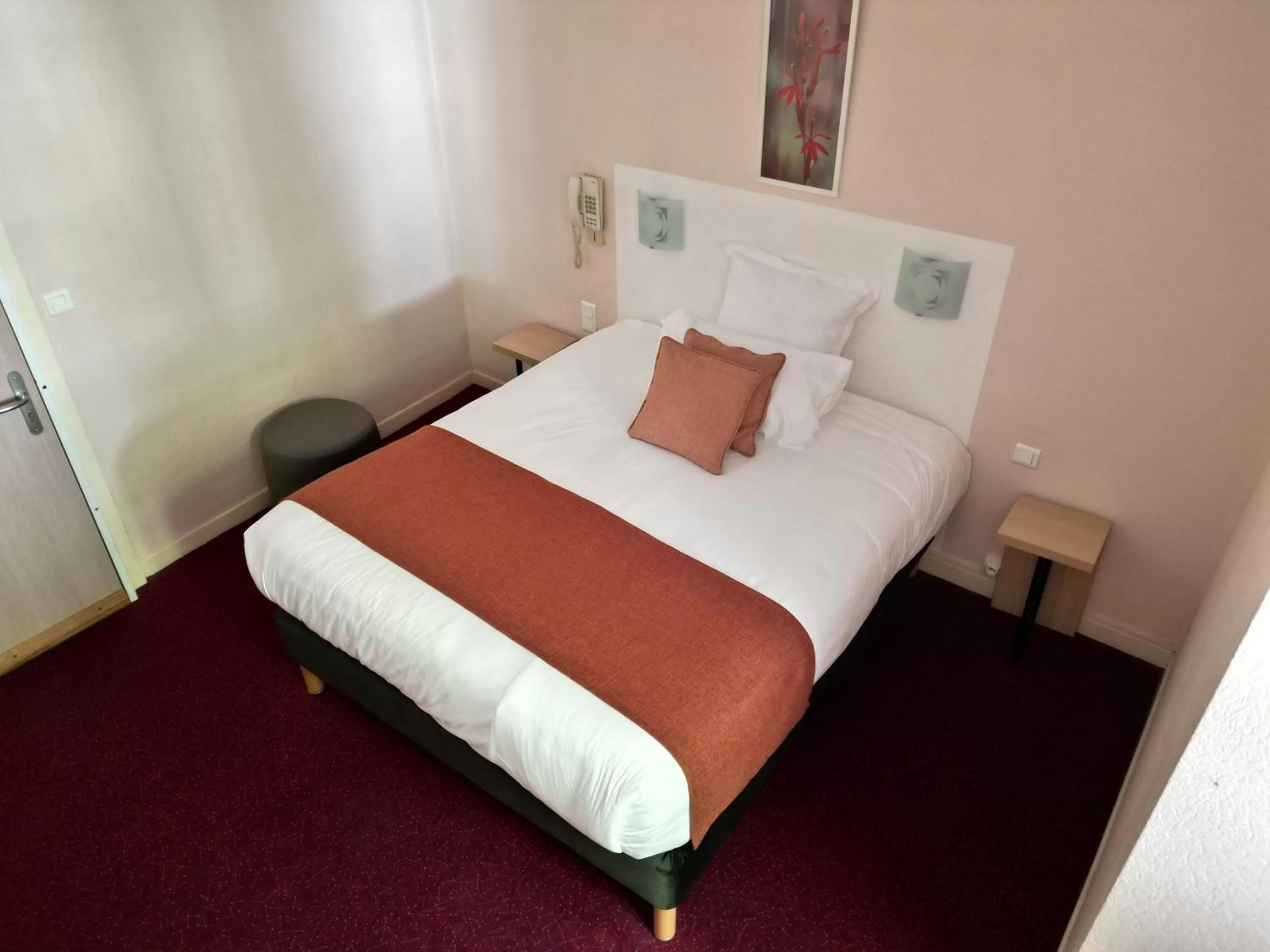 Photo of the whole room, Bed in Contact Hôtel les Platanes Villeneuve sur Lot Centre