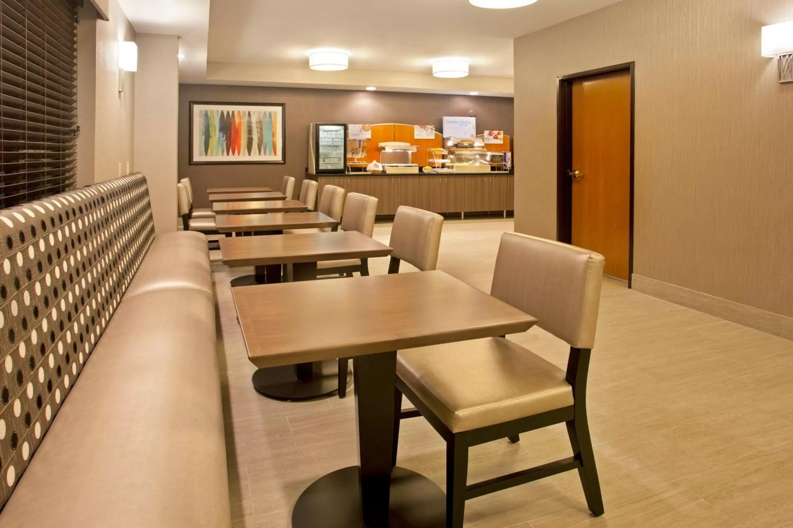 Breakfast, Restaurant/Places to Eat in Holiday Inn Express Hotel & Suites Minneapolis - Minnetonka, an IHG Hotel