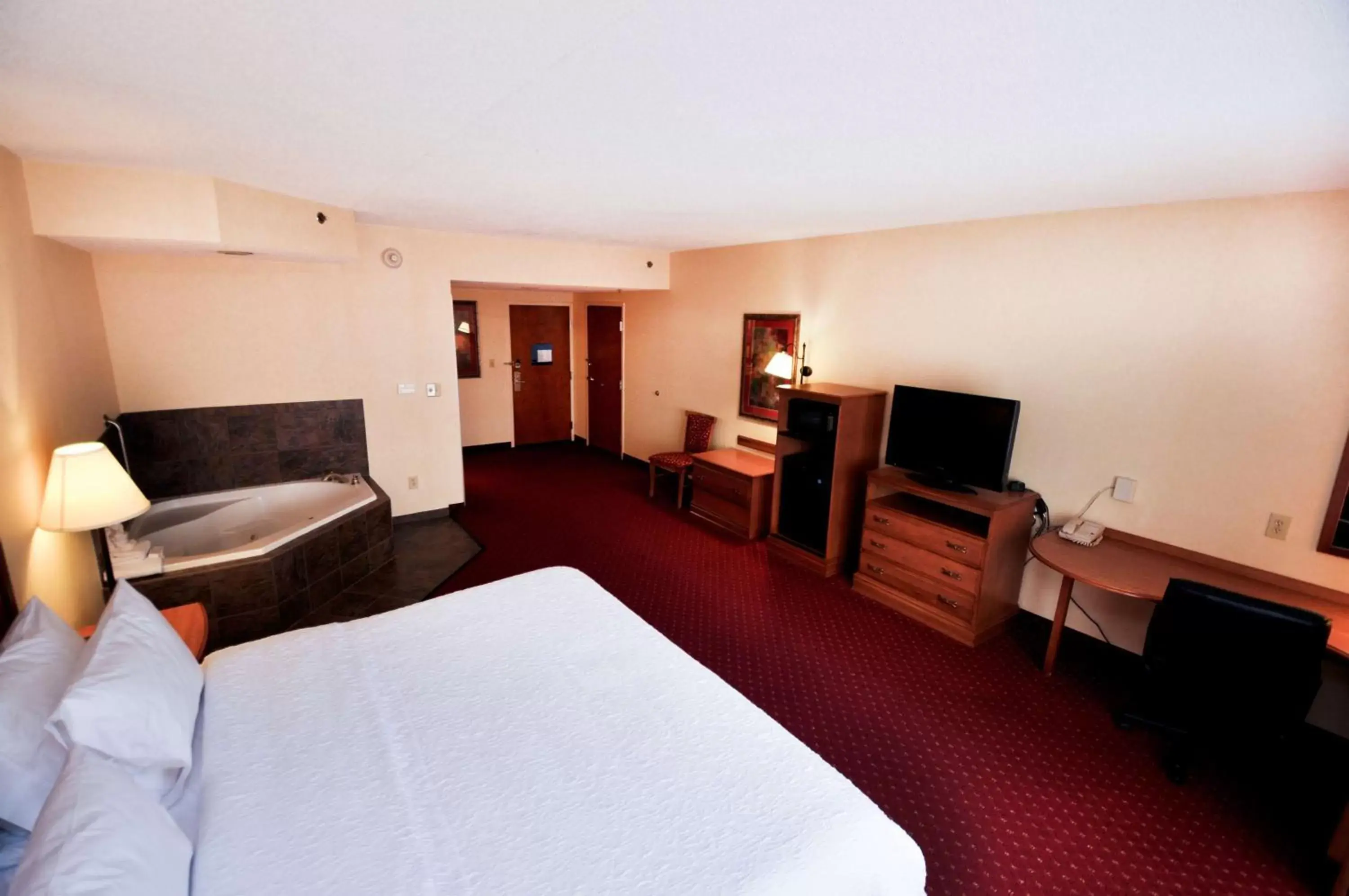 Bed in Hampton Inn & Suites Louisville East