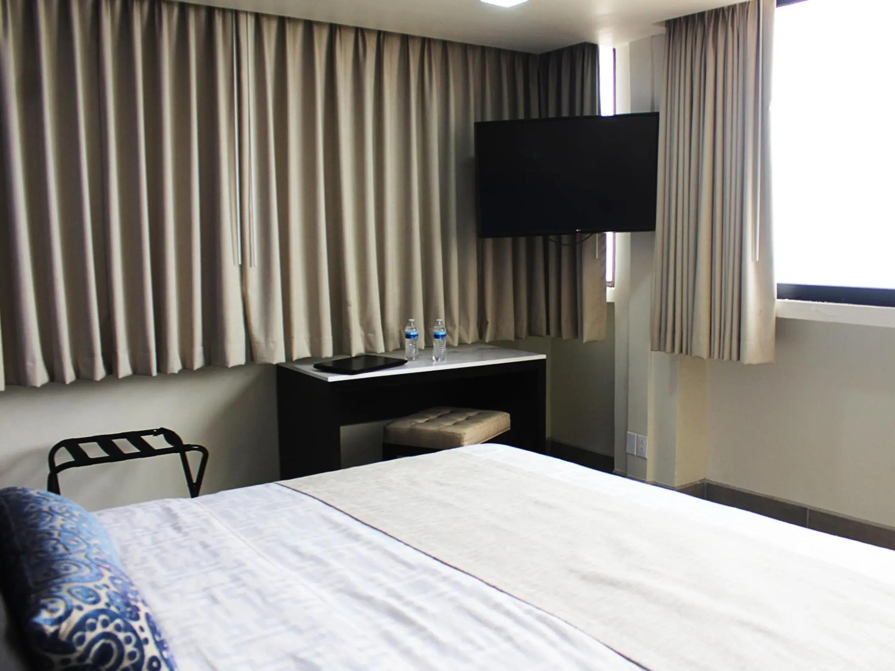 Bed, TV/Entertainment Center in Hotel Corona Plaza