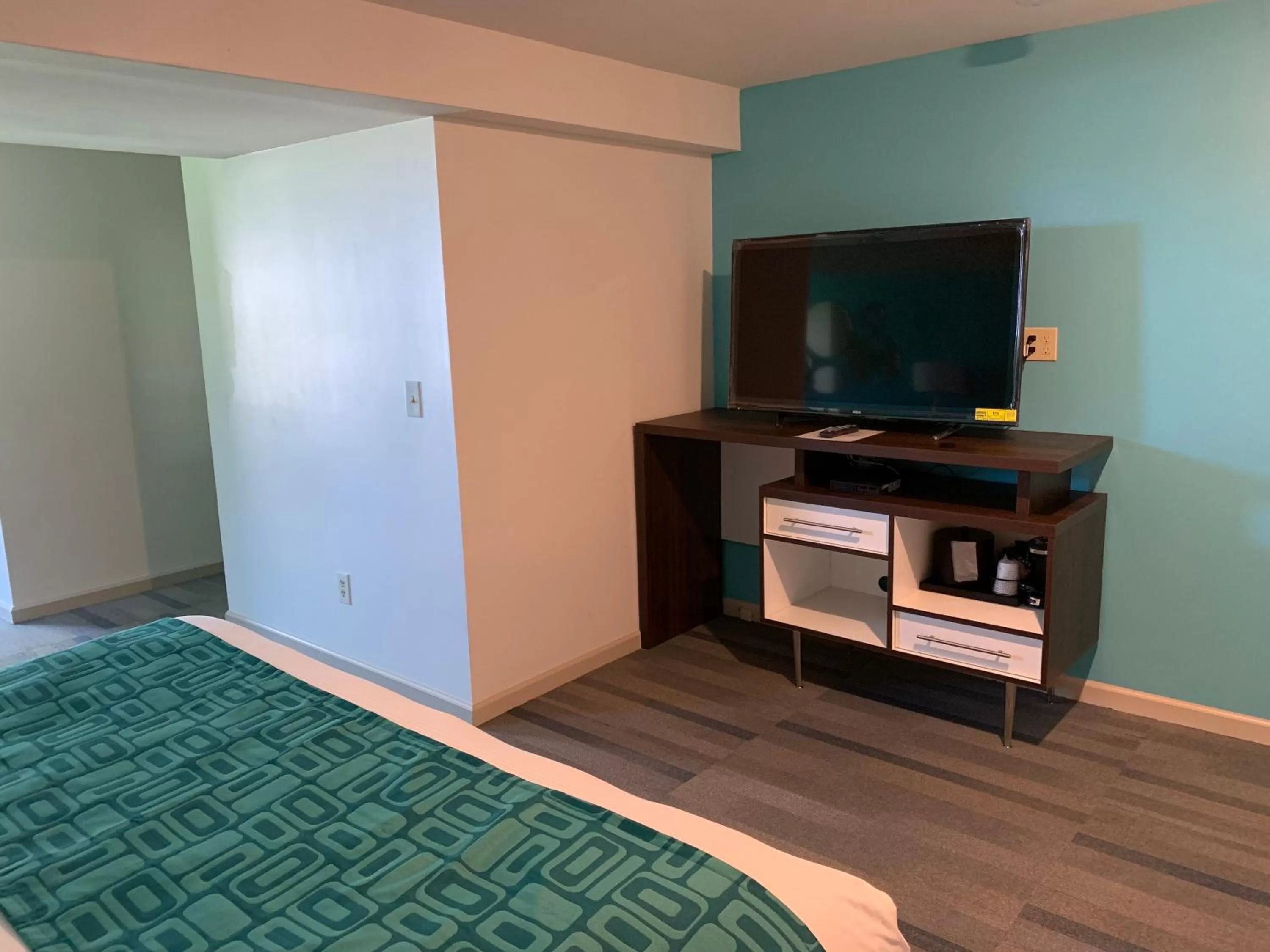 Bed in Howard Johnson by Wyndham Williamstown