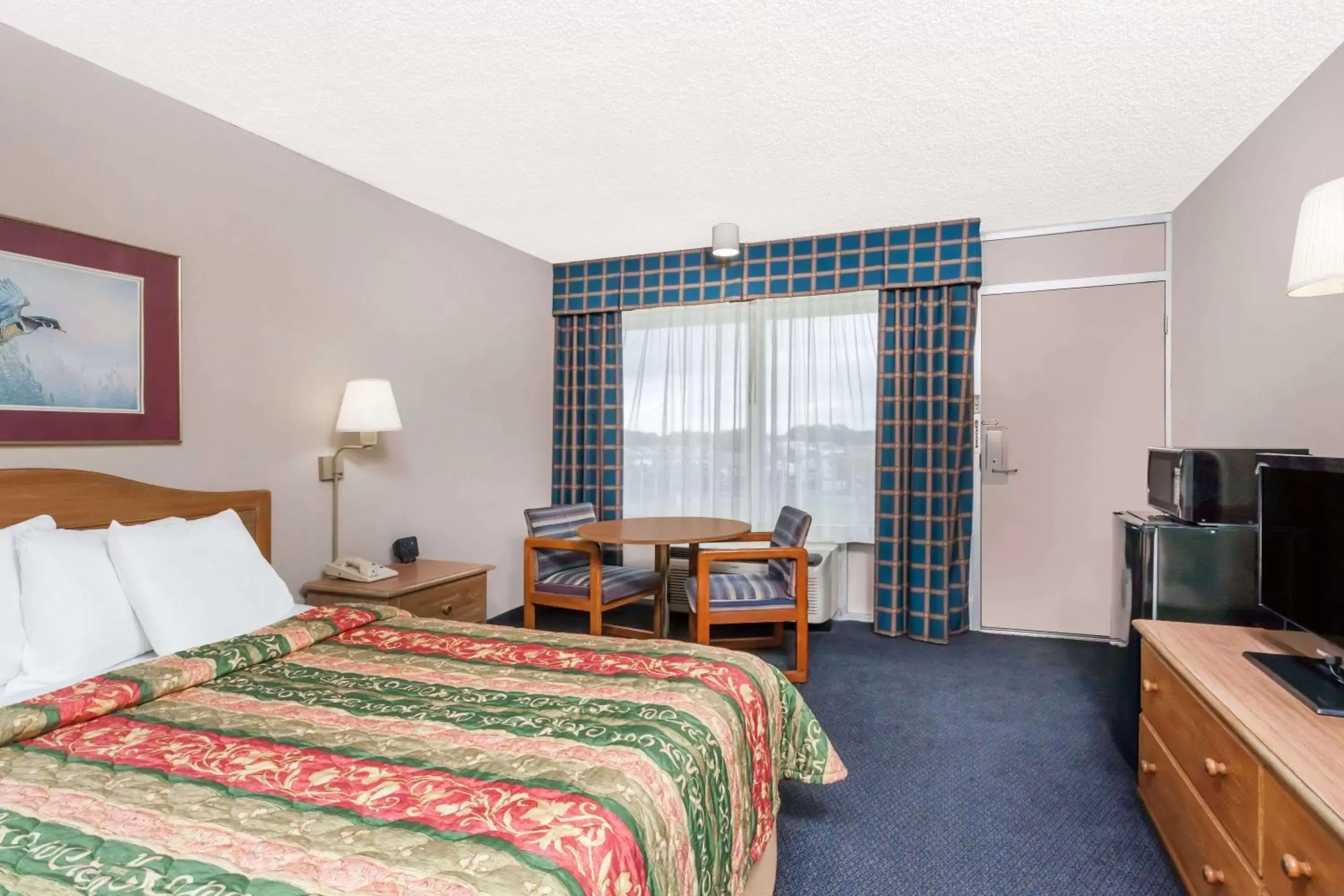 Photo of the whole room, Bed in Days Inn by Wyndham Seguin TX