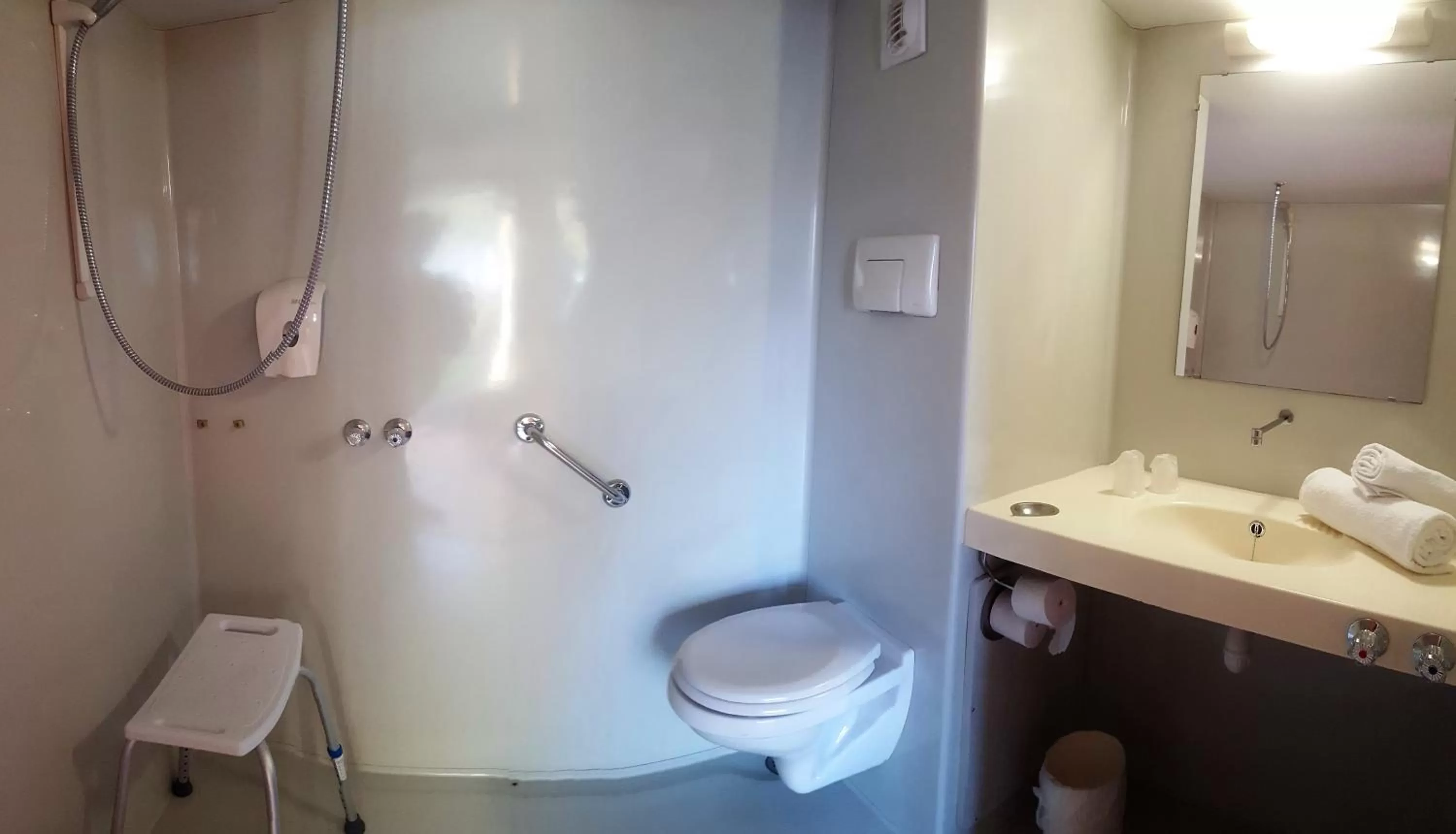 Bathroom in Premiere Classe Nancy Est Essey