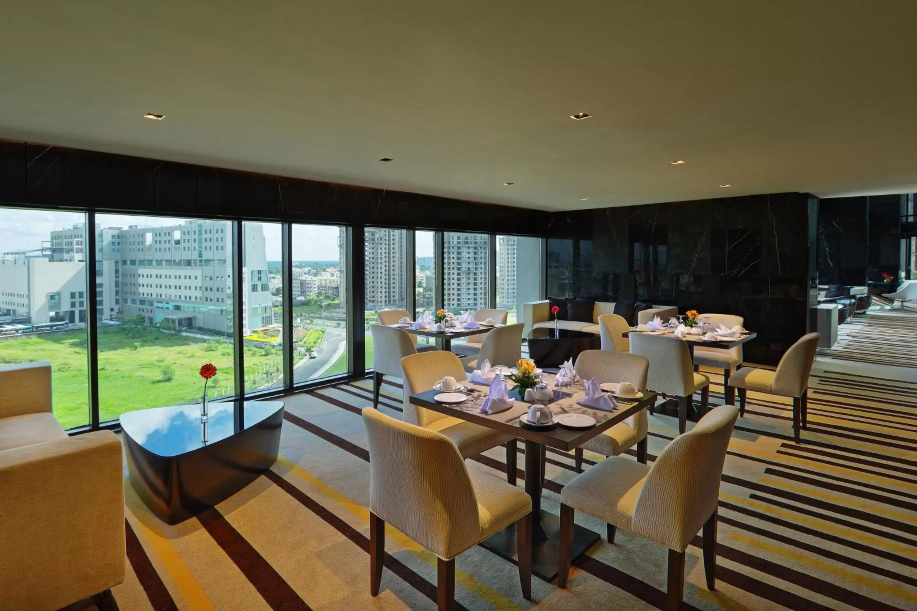 Lounge or bar, Restaurant/Places to Eat in Novotel Kolkata Hotel and Residences