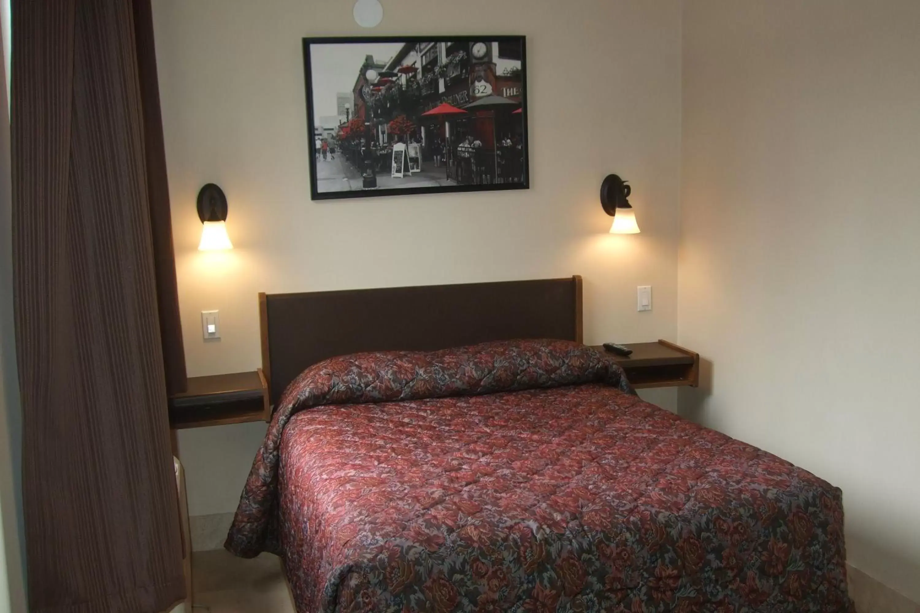 Other, Bed in Trailside Inn