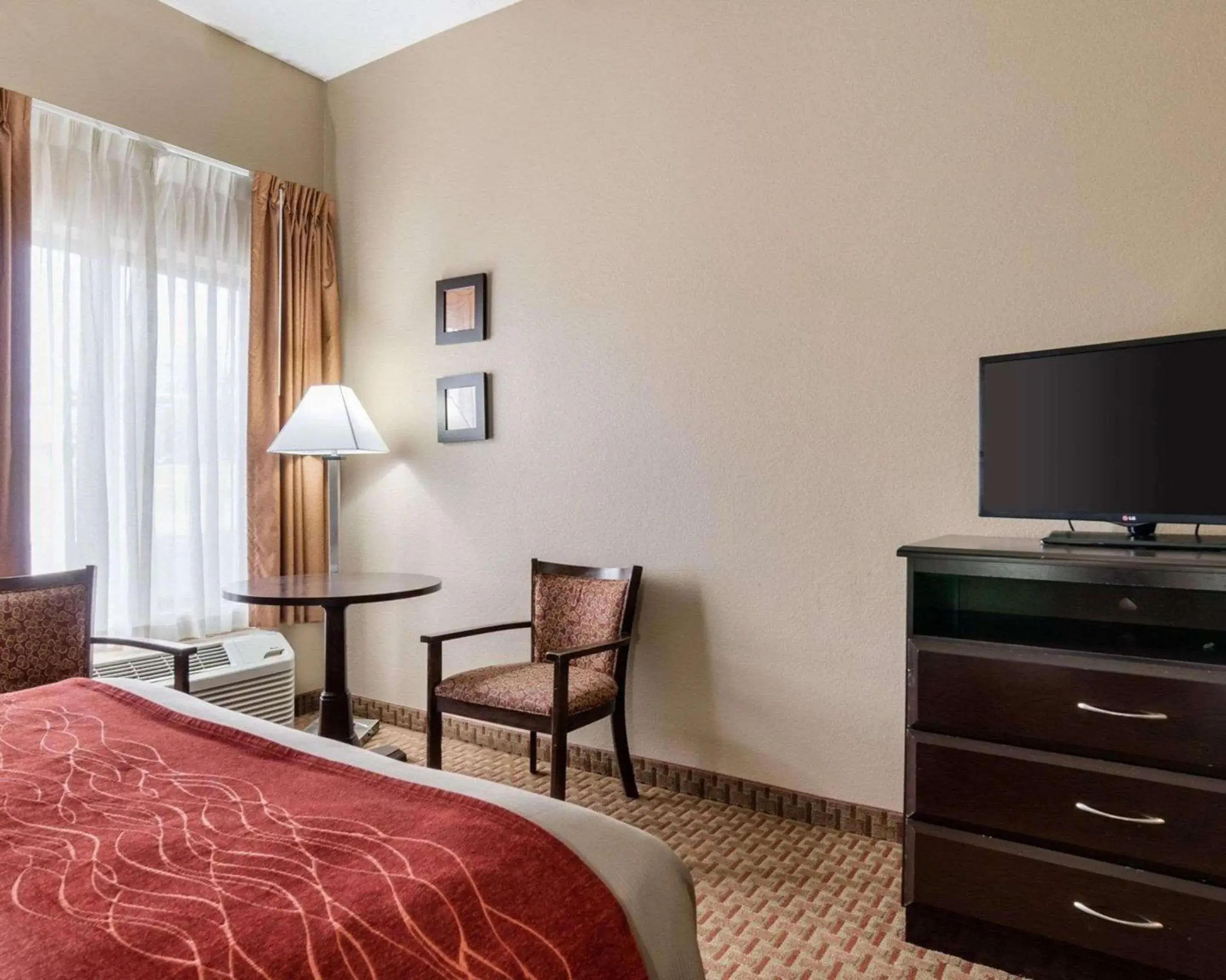 Queen Room - Accessible/Nonsmoking in Quality Inn I-70 Near Kansas Speedway