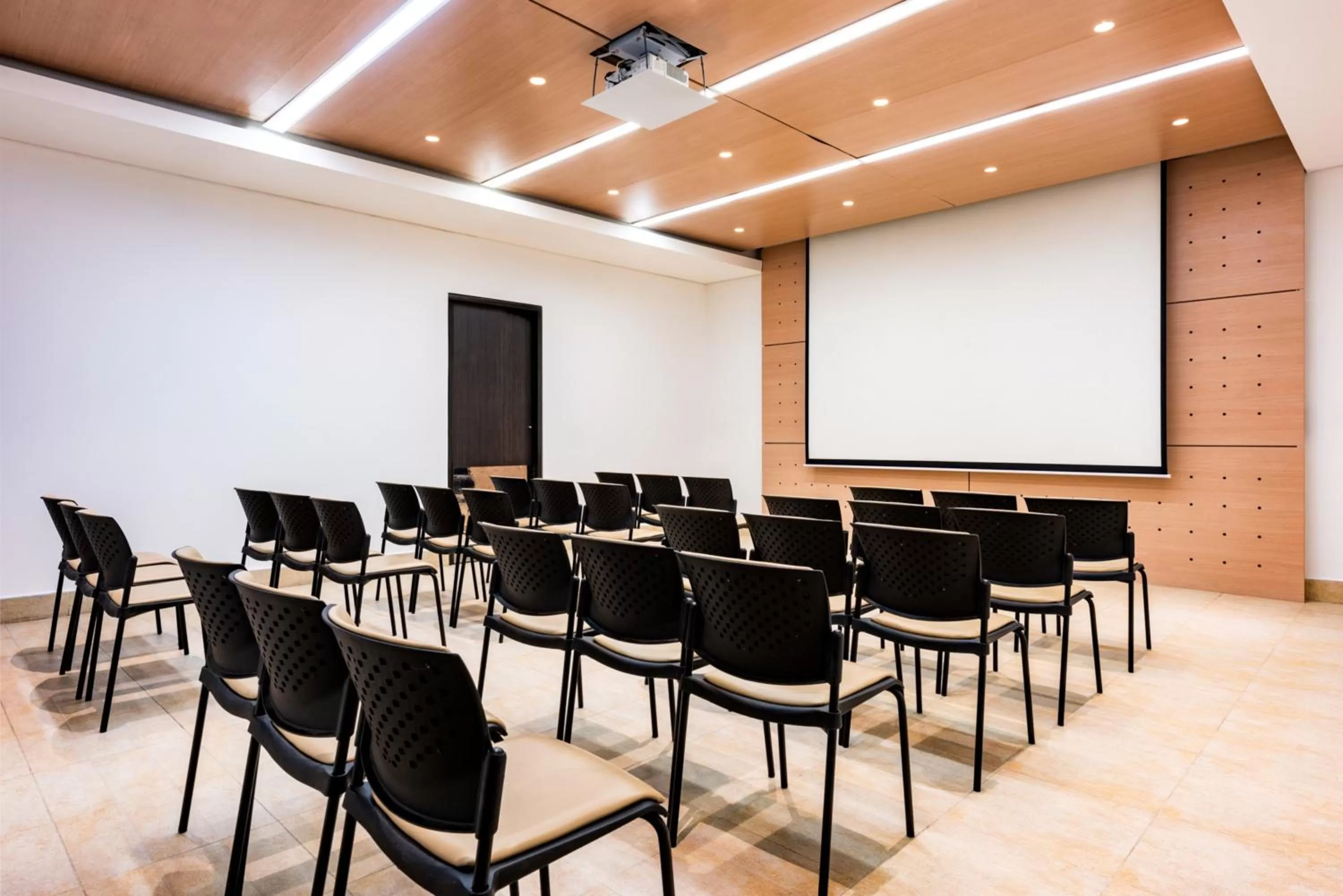 Meeting/conference room in Holiday Inn Express - Cartagena Bocagrande by IHG