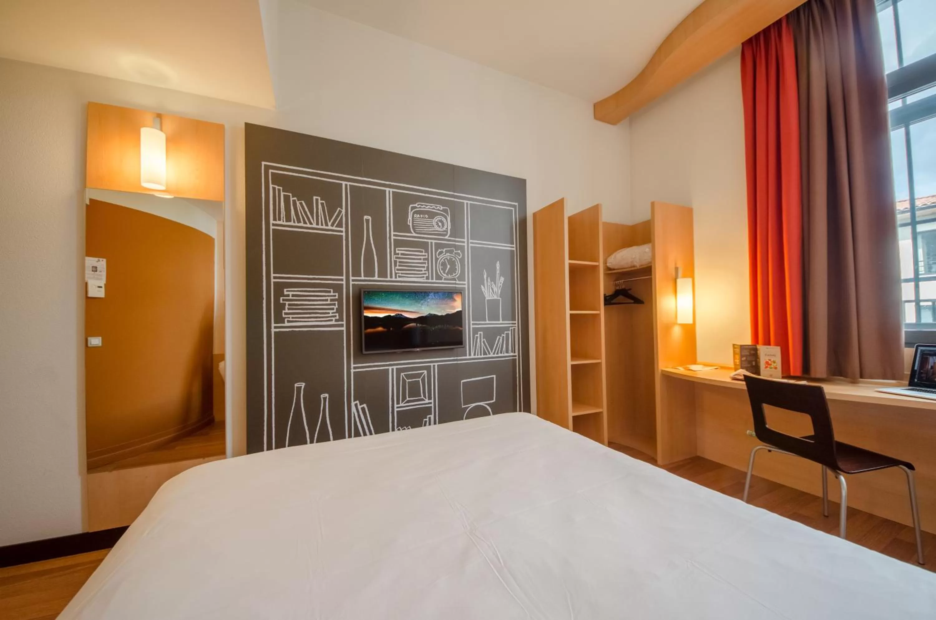 TV and multimedia, Bed in Ibis Sarlat Centre