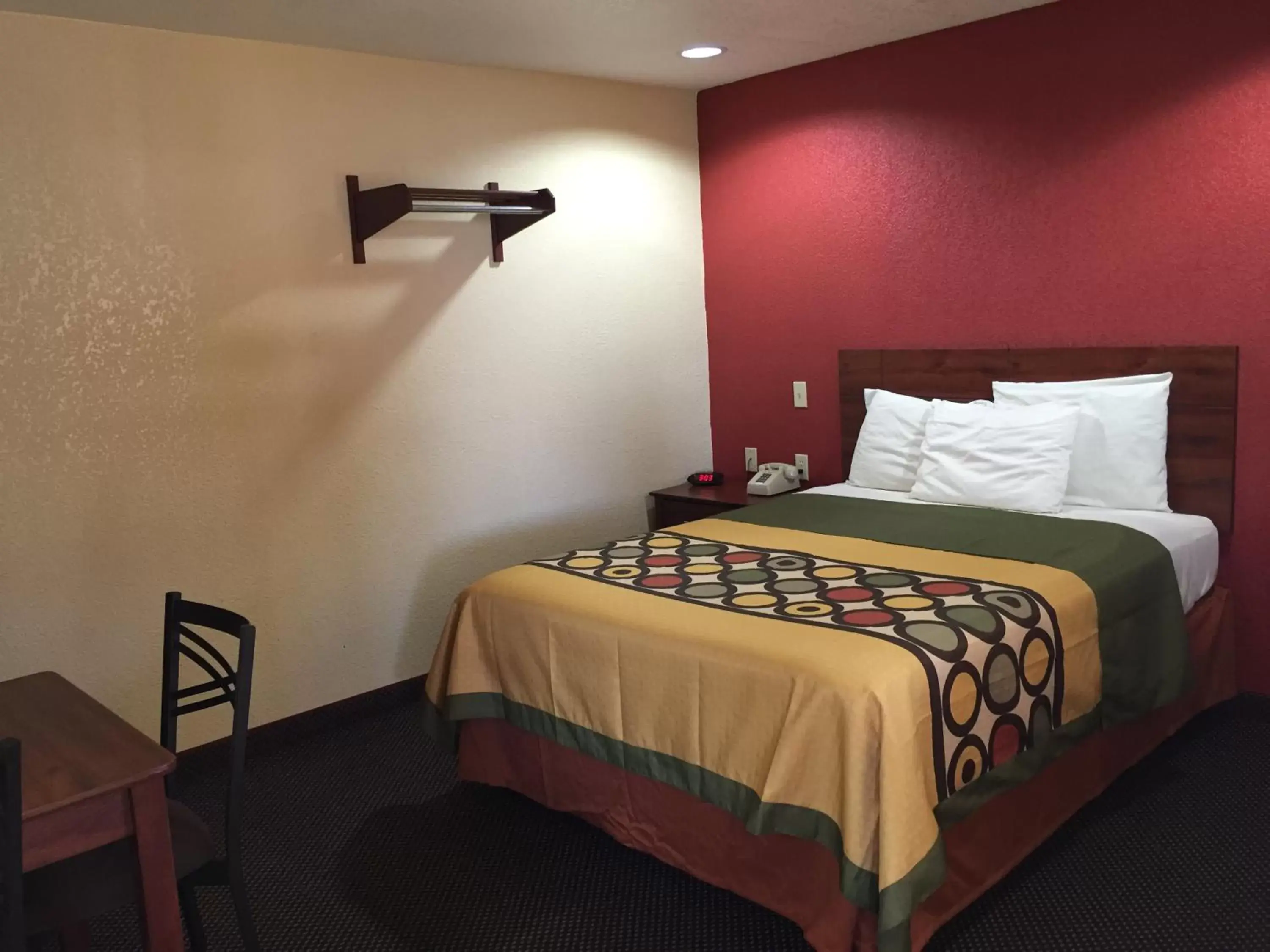 Bedroom, Bed in Budget Inn Buffalo