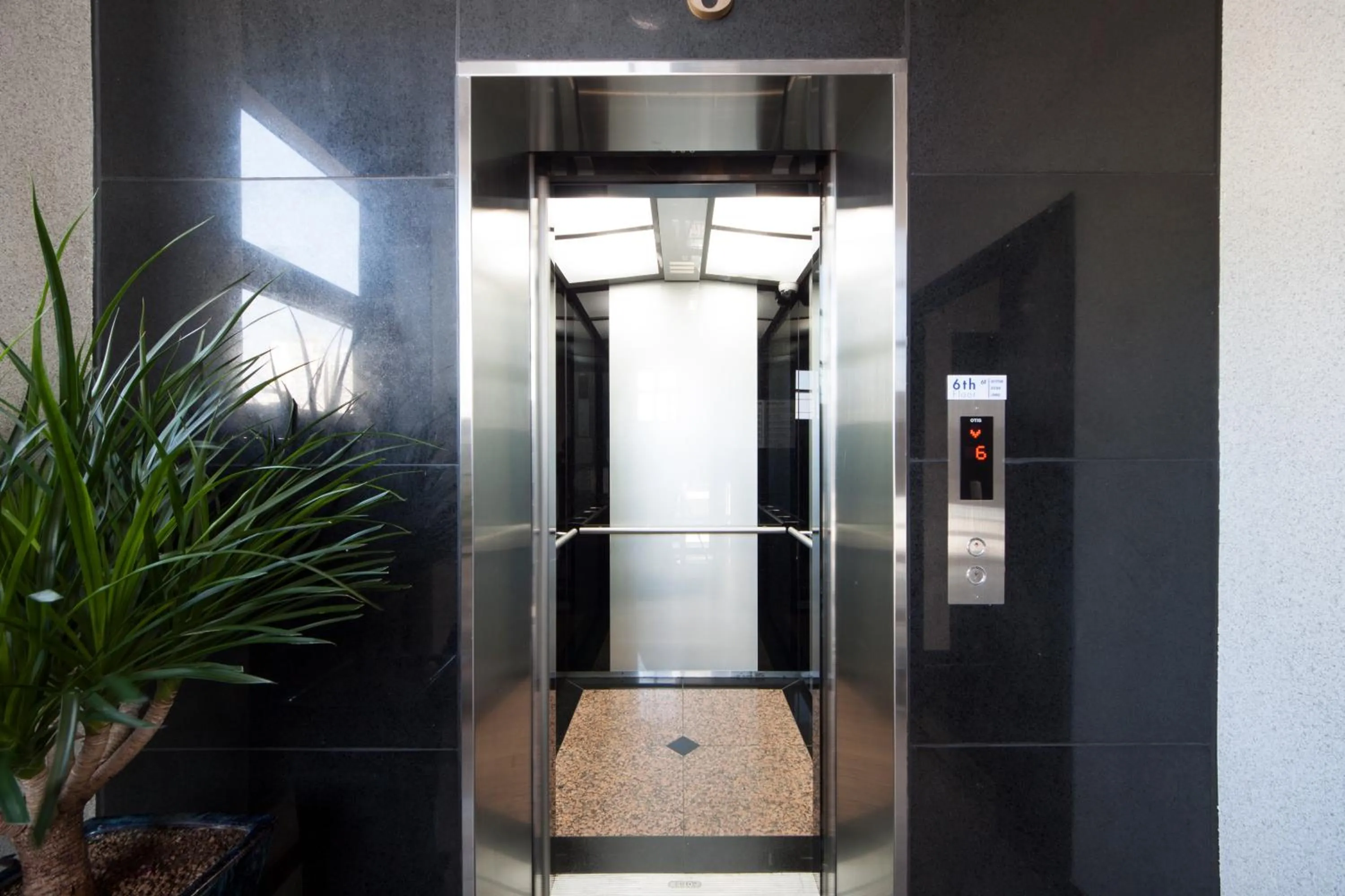 elevator in K-Grand Hostel Dongdaemun