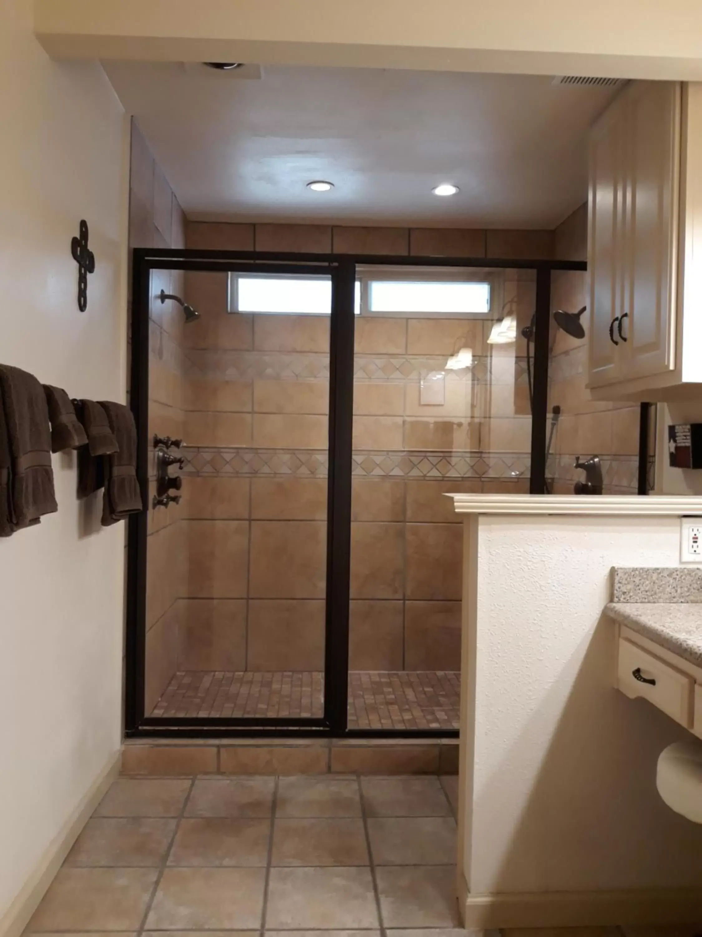 Shower, Bathroom in Lamb's Rest Inn