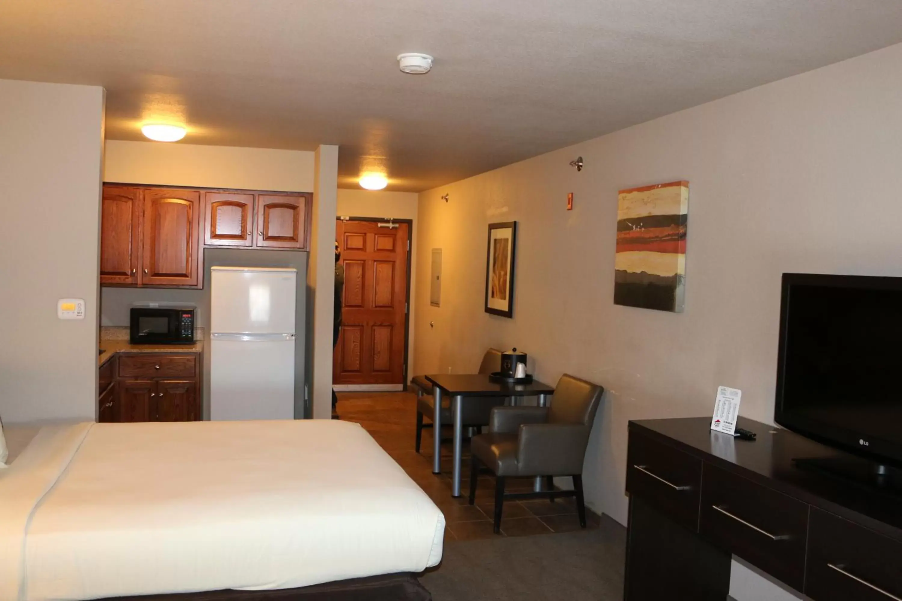Coffee/tea facilities, TV/Entertainment Center in Astoria Extended Stay & Event Center