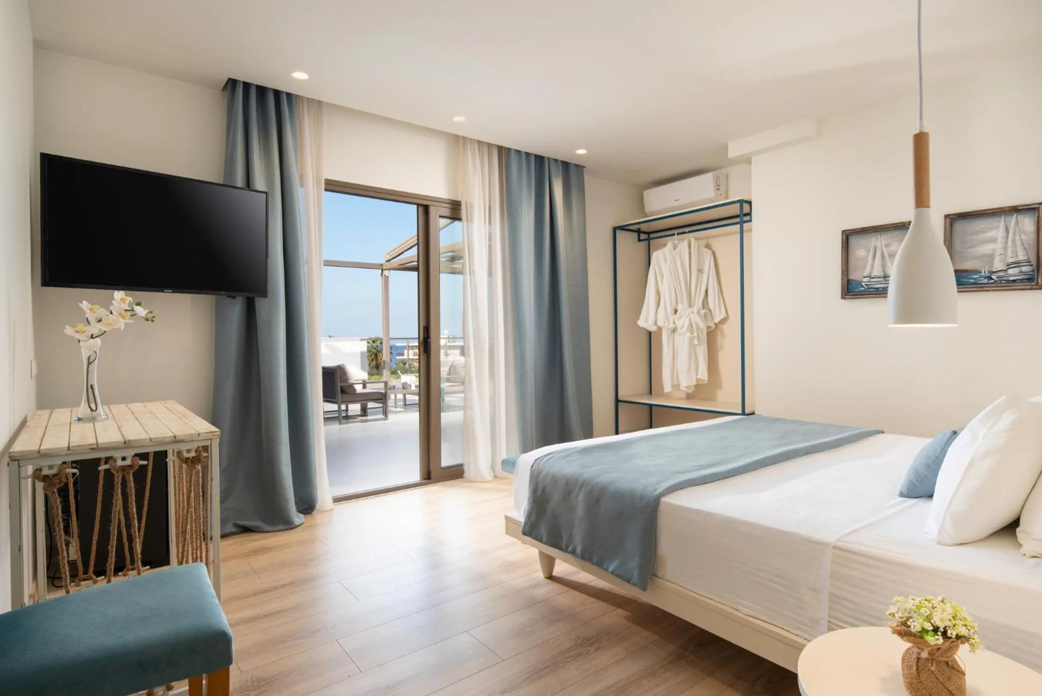 Bed in Flegra Palace