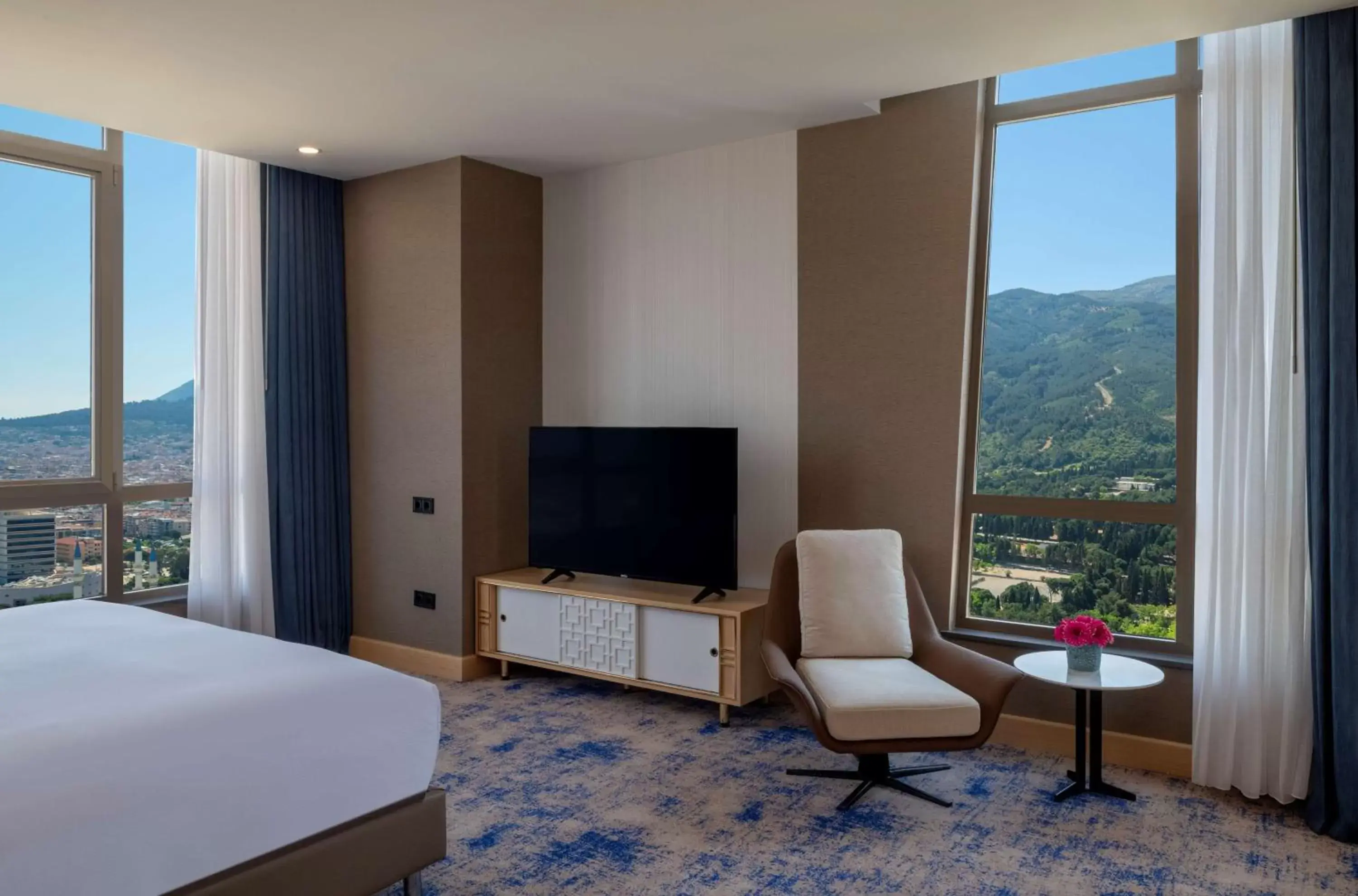 Bed, Mountain View in DoubleTree by Hilton Manisa