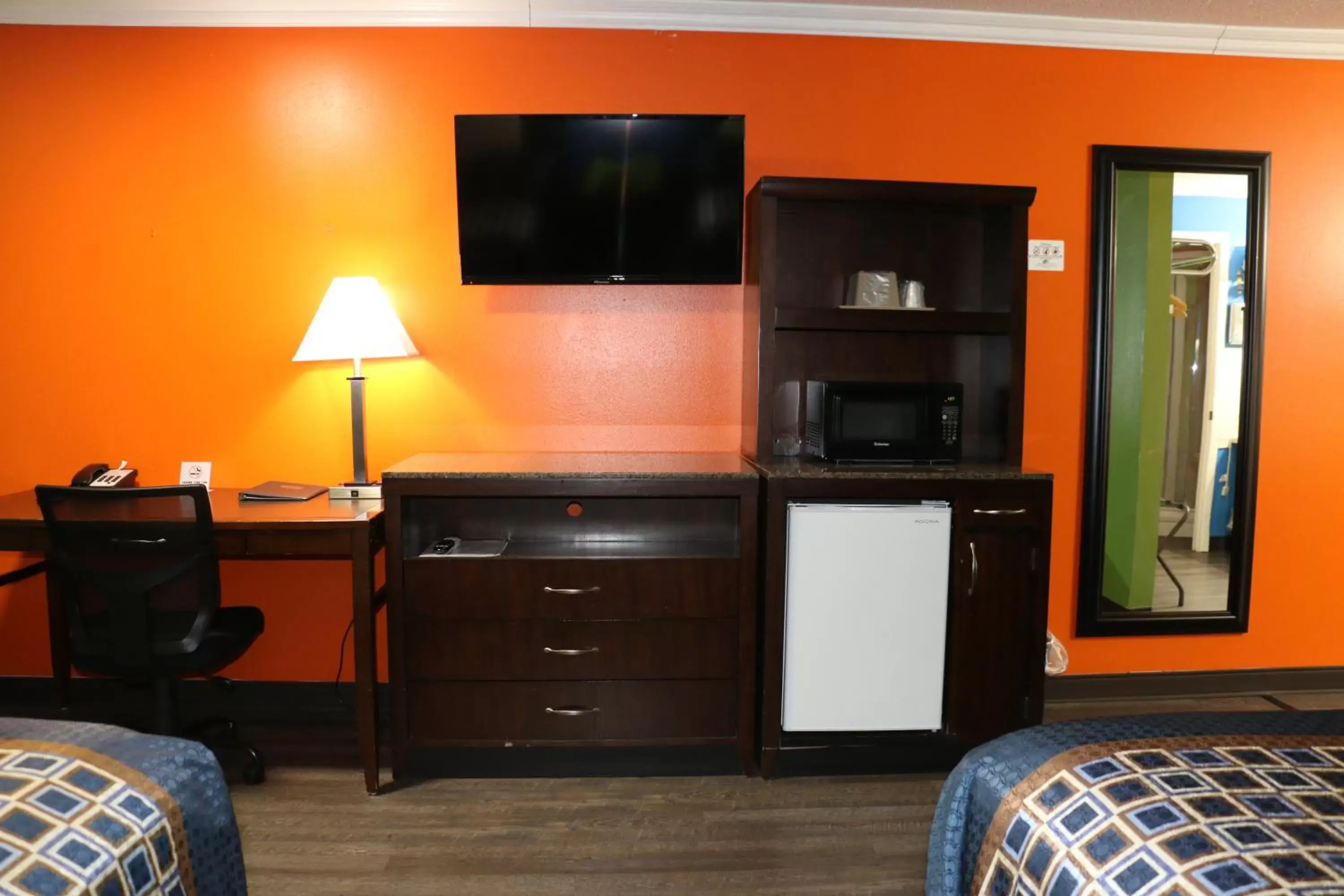 TV and multimedia, TV/Entertainment Center in Amber Inn