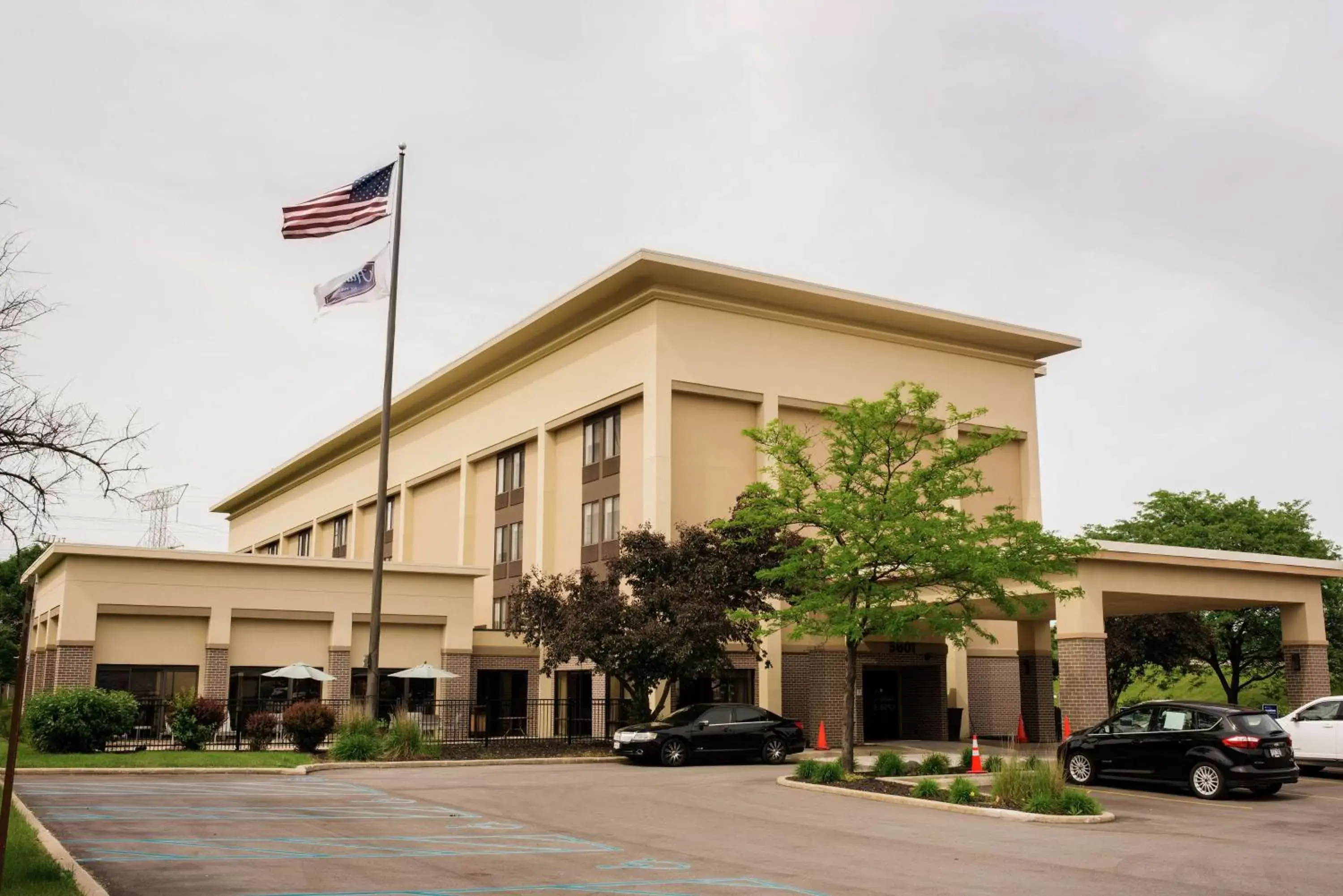 Property Building in Hampton Inn Milwaukee Northwest