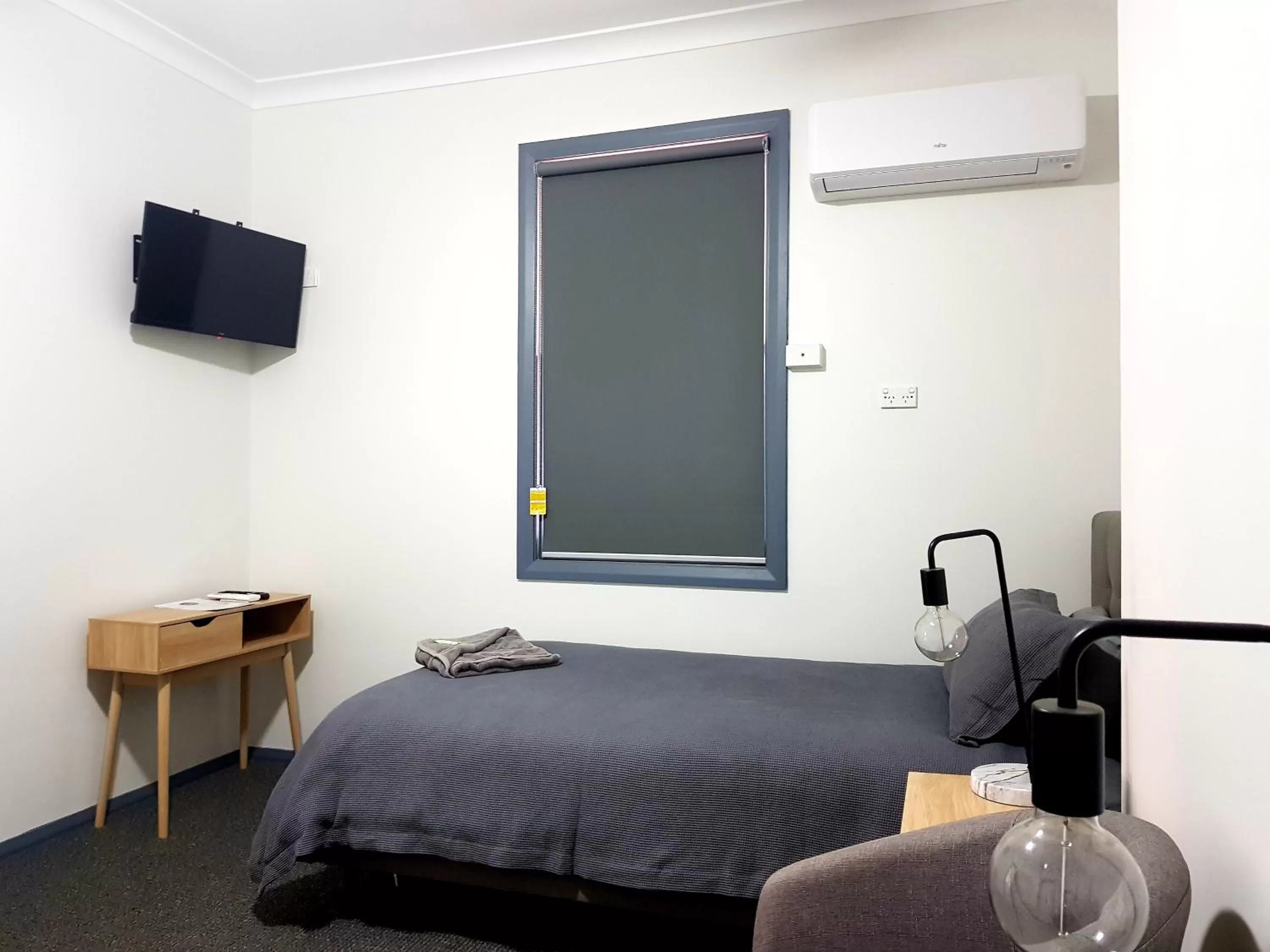 air conditioner, Bed in Criterion Hotel Grenfell