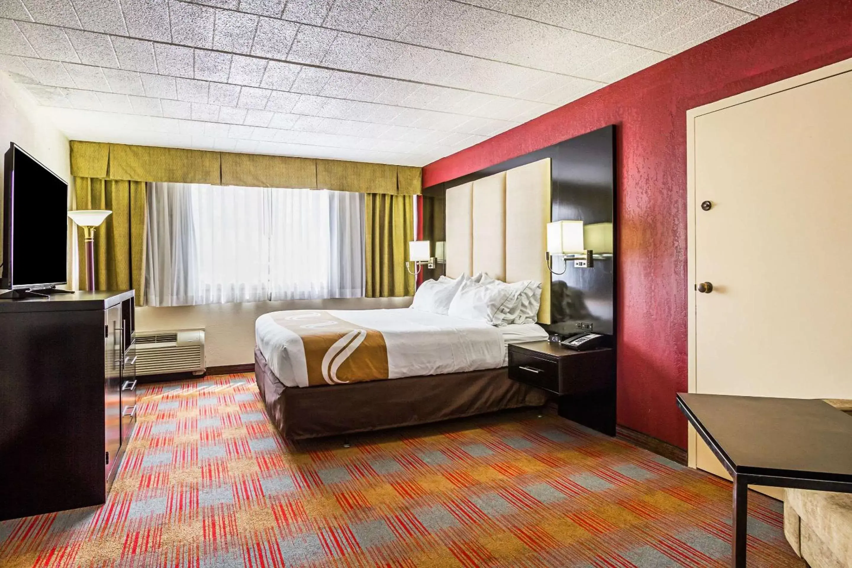 Photo of the whole room, Bed in Quality Inn & Suites Altoona Pennsylvania