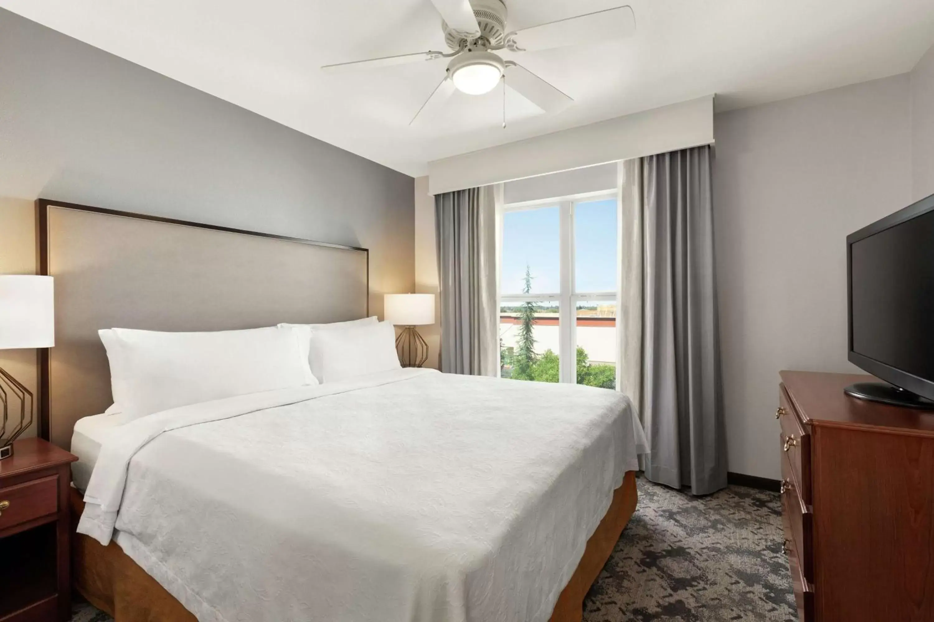 Bed in Homewood Suites by Hilton Sacramento/Roseville