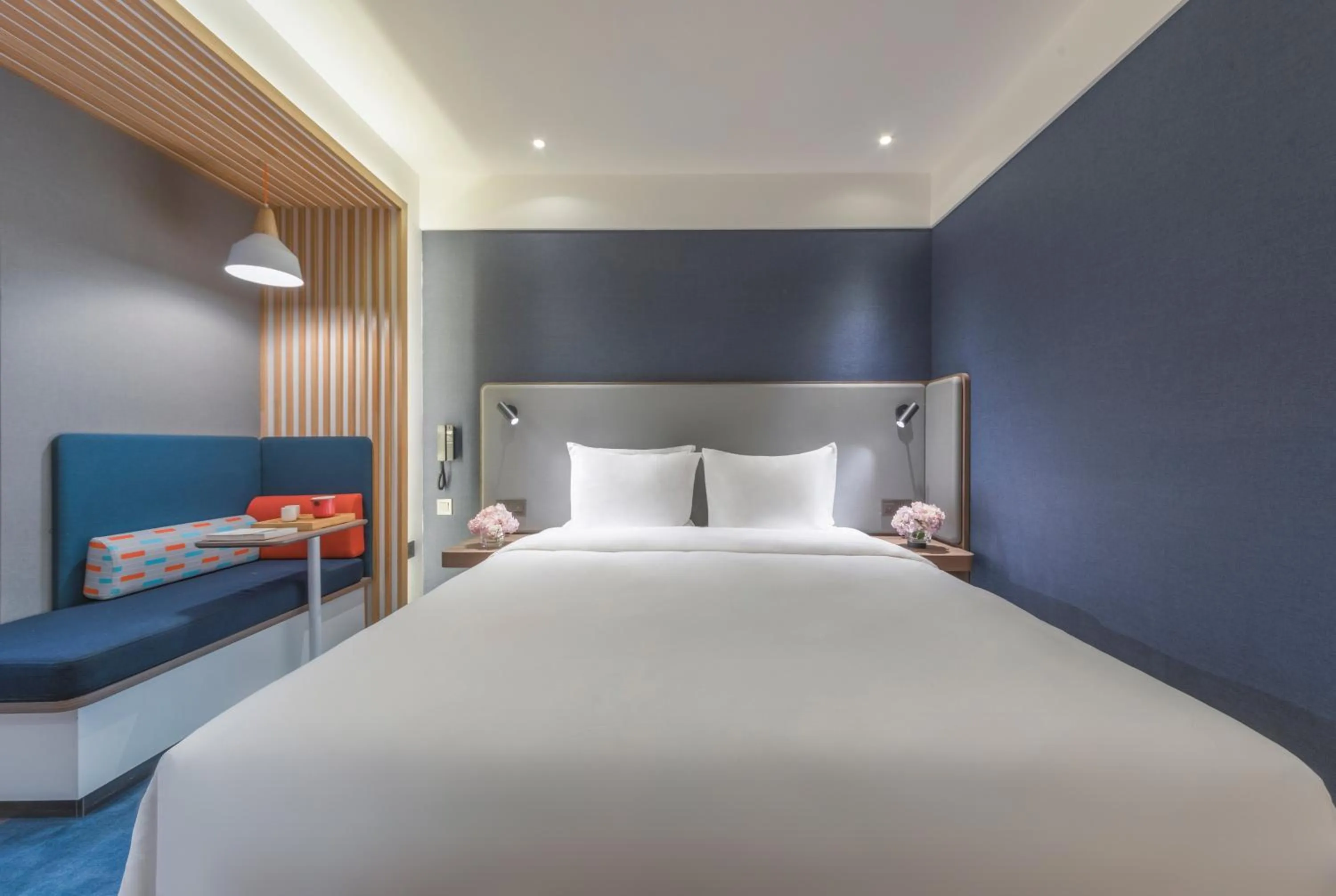 Photo of the whole room, Bed in Holiday Inn Express Shanghai Jiading Center by IHG