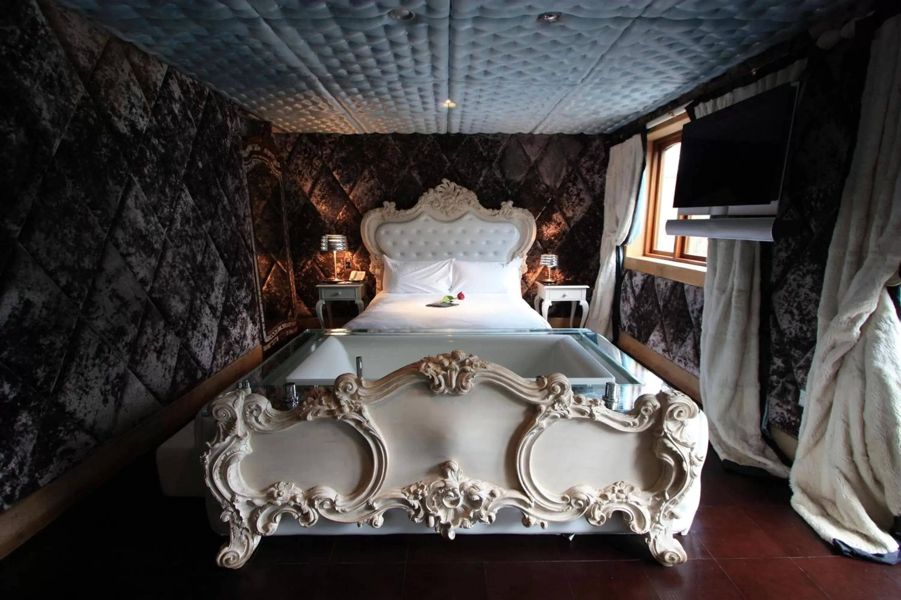 Bed, Banquet Facilities in Crazy Bear Stadhampton