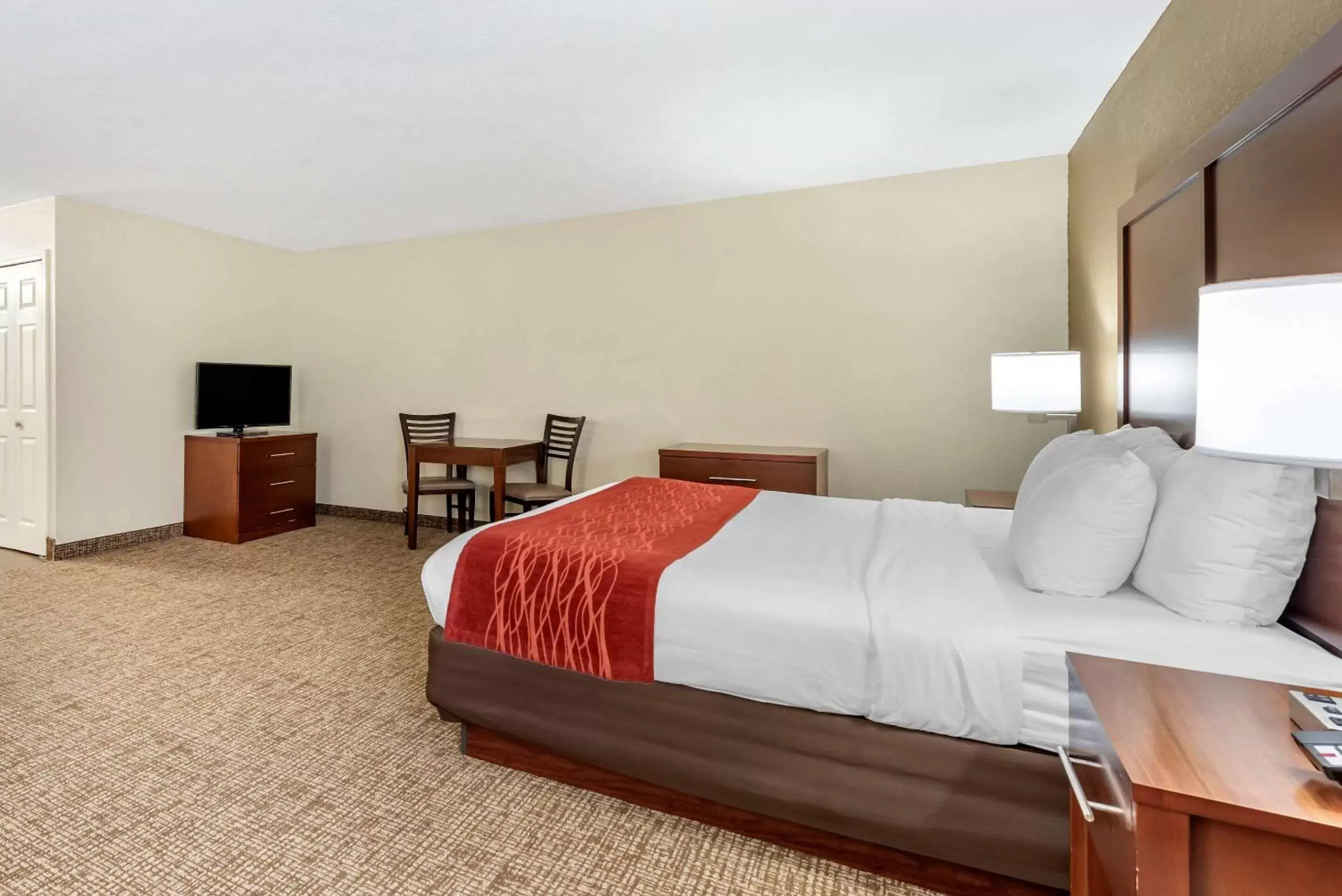 Bedroom, Bed in Comfort Inn & Suites Cincinnati Eastgate