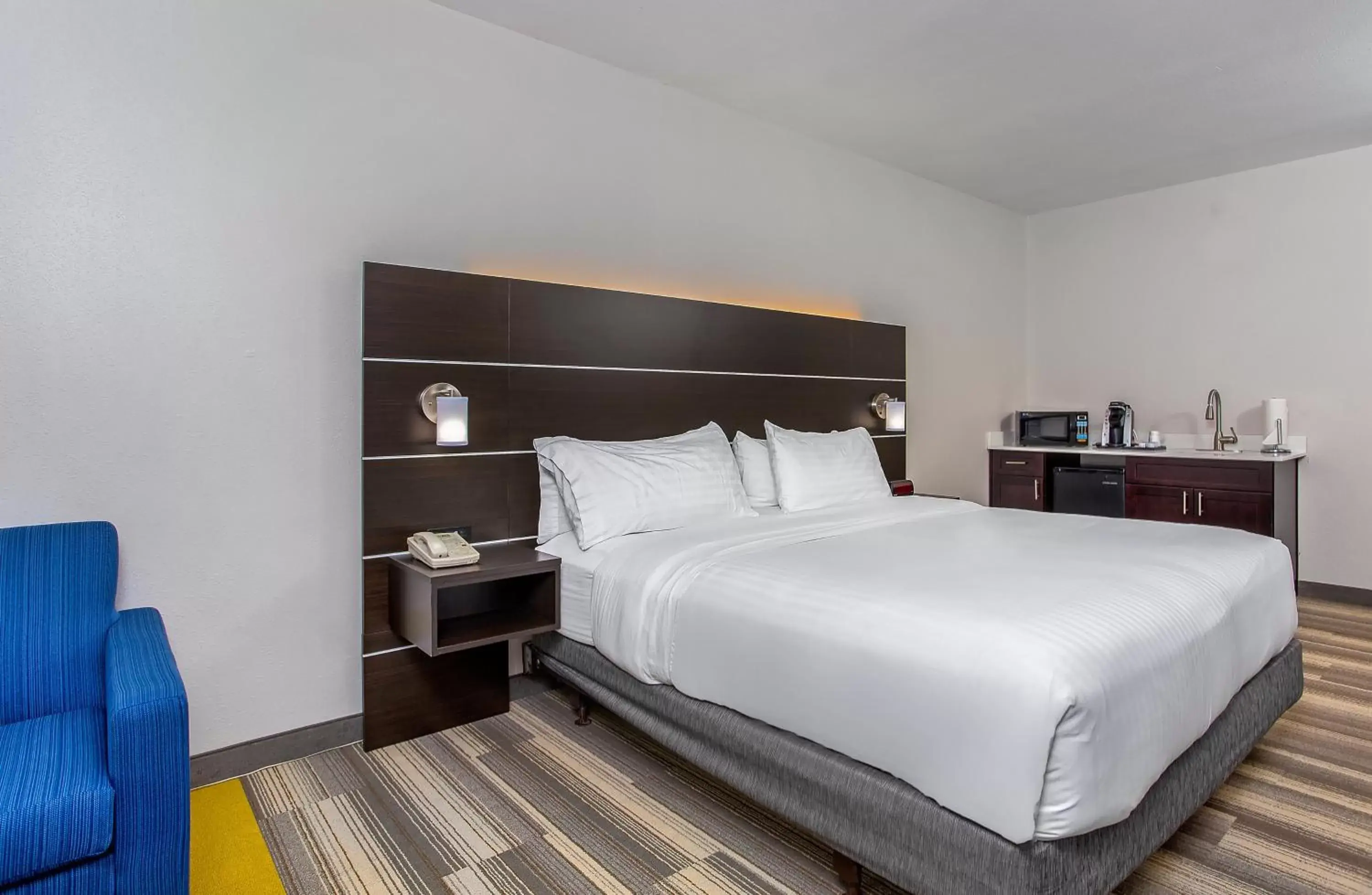 Photo of the whole room, Bed in Holiday Inn Express & Suites Morristown, an IHG Hotel