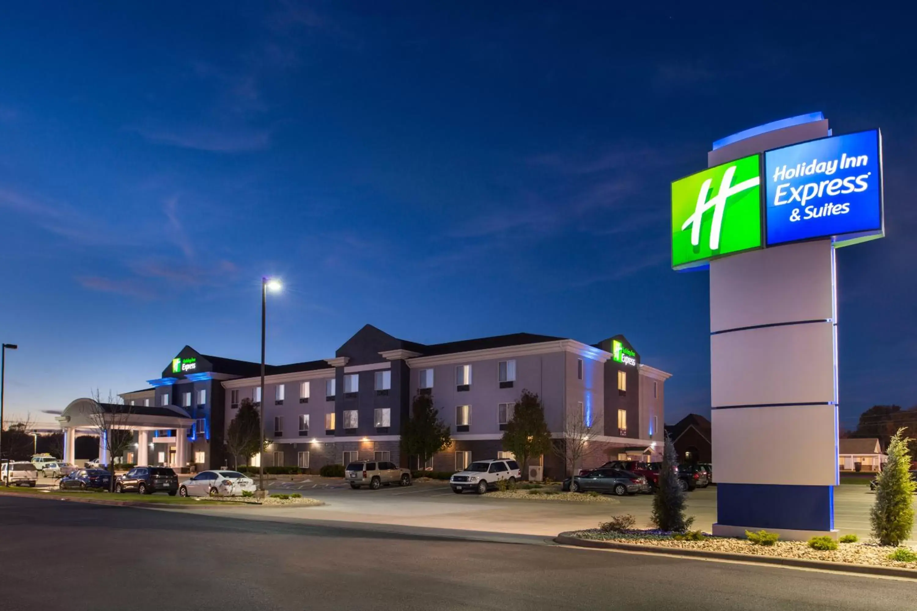 Property Building in Holiday Inn Express & Suites Pittsburg, an IHG Hotel