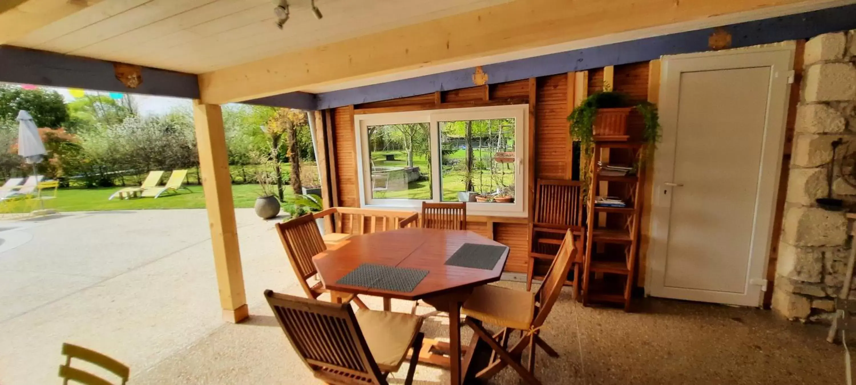 Dining area in L'instant bleu