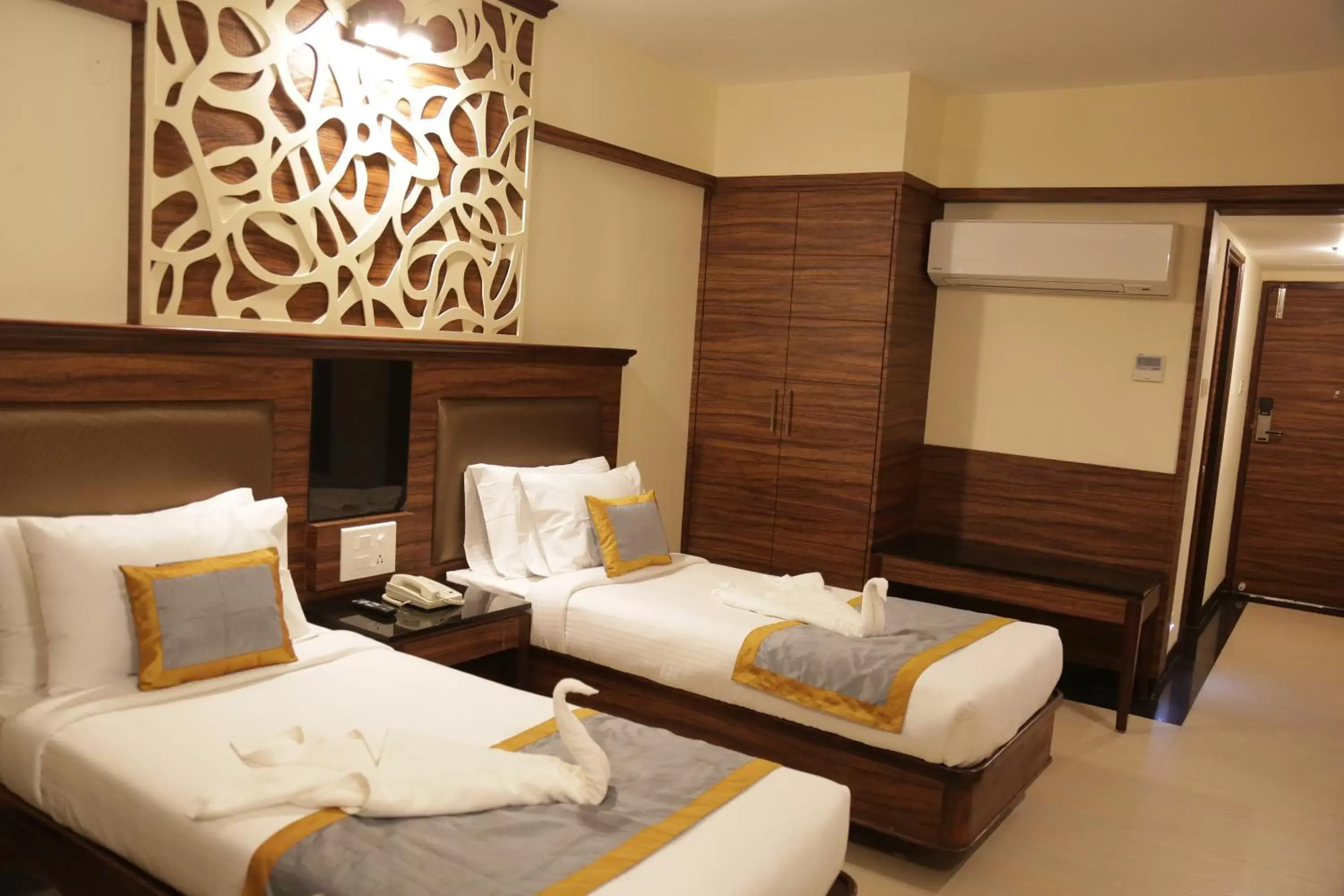 Photo of the whole room, Bed in Rangalaya Royal Photo of the whole room, Bed in Rangalaya Royal